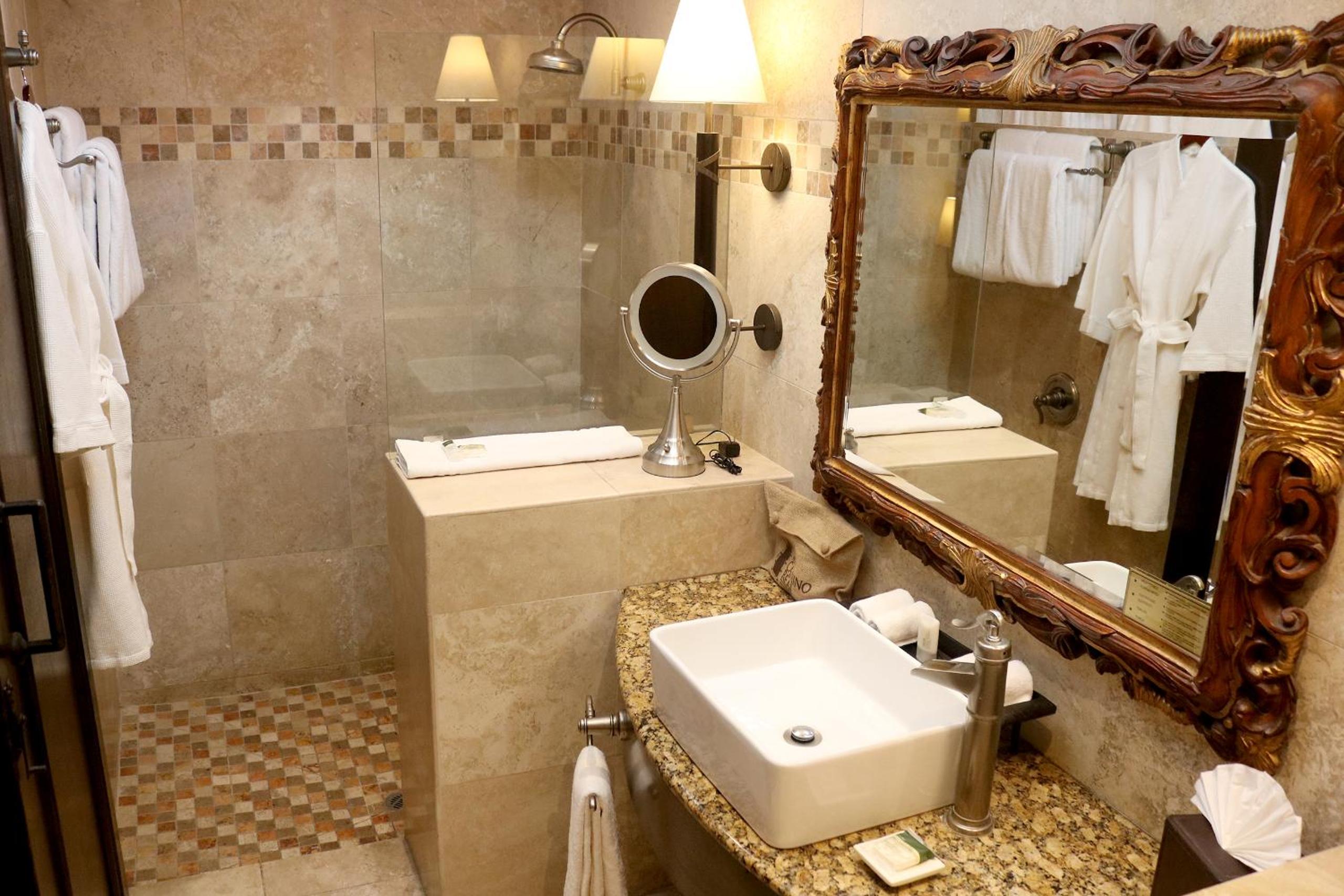 Deluxe Double Room - Photo 10