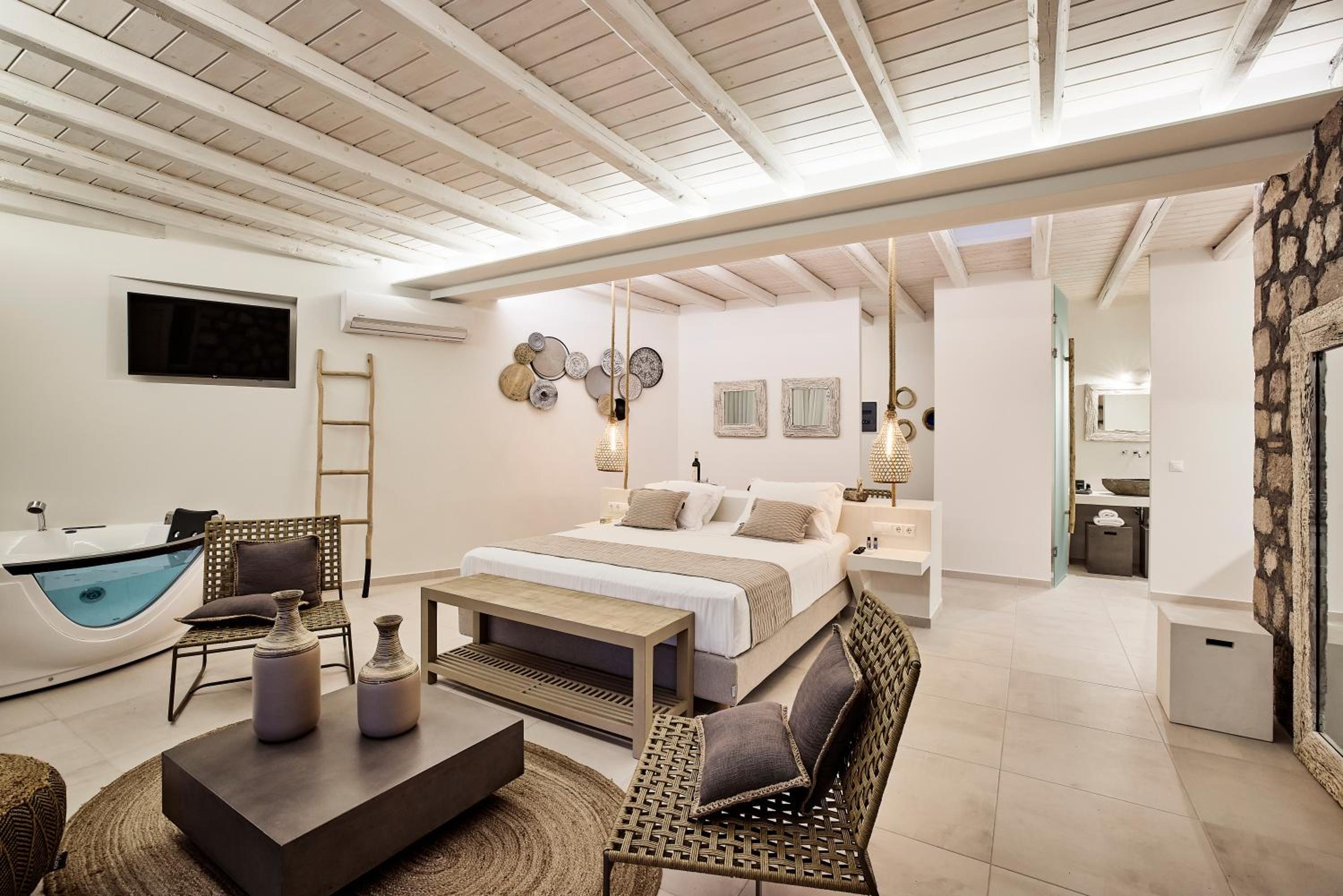 Deluxe Suite with Spa Bath photo 2