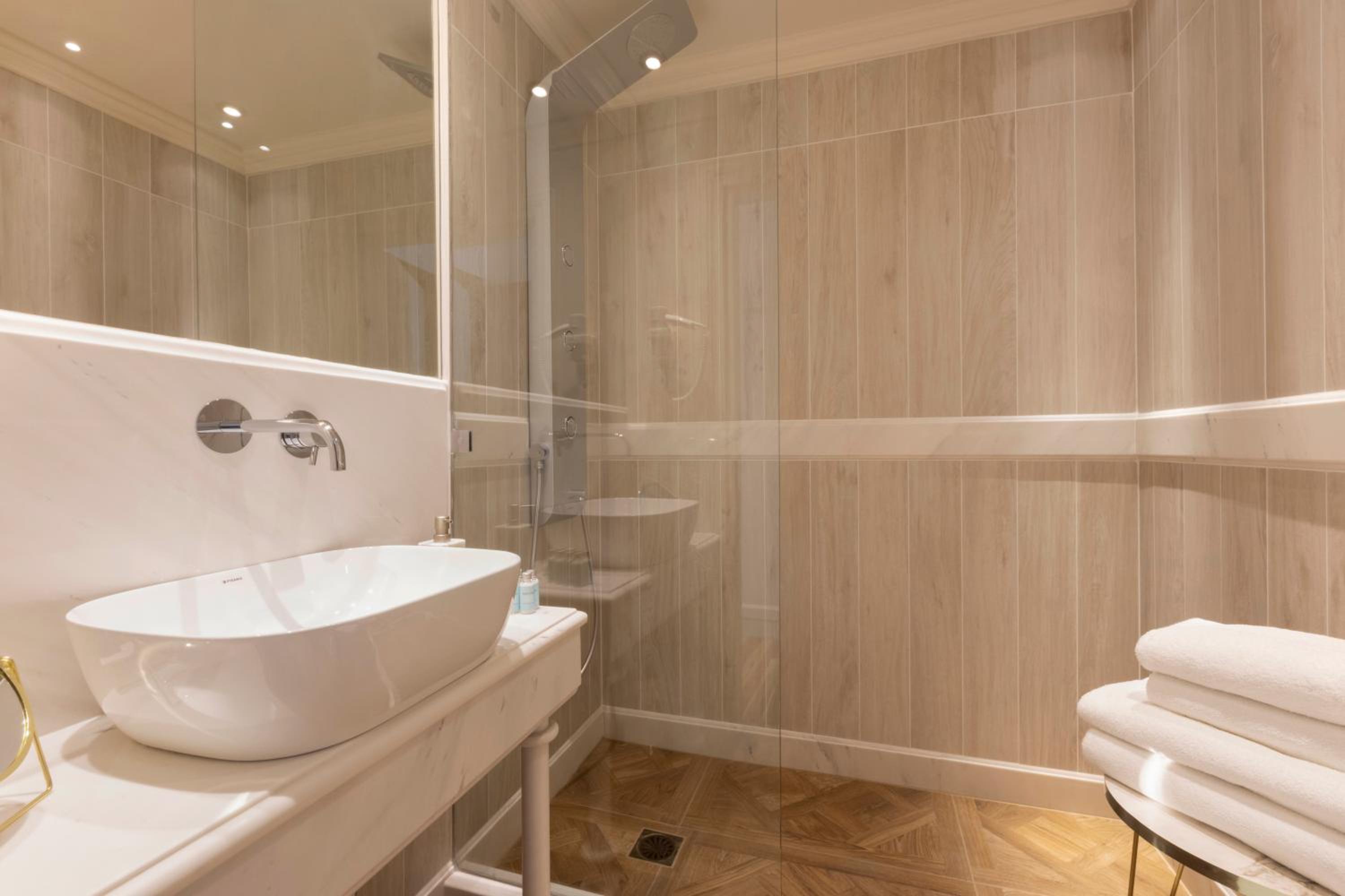 Standard Twin Room - Photo 37