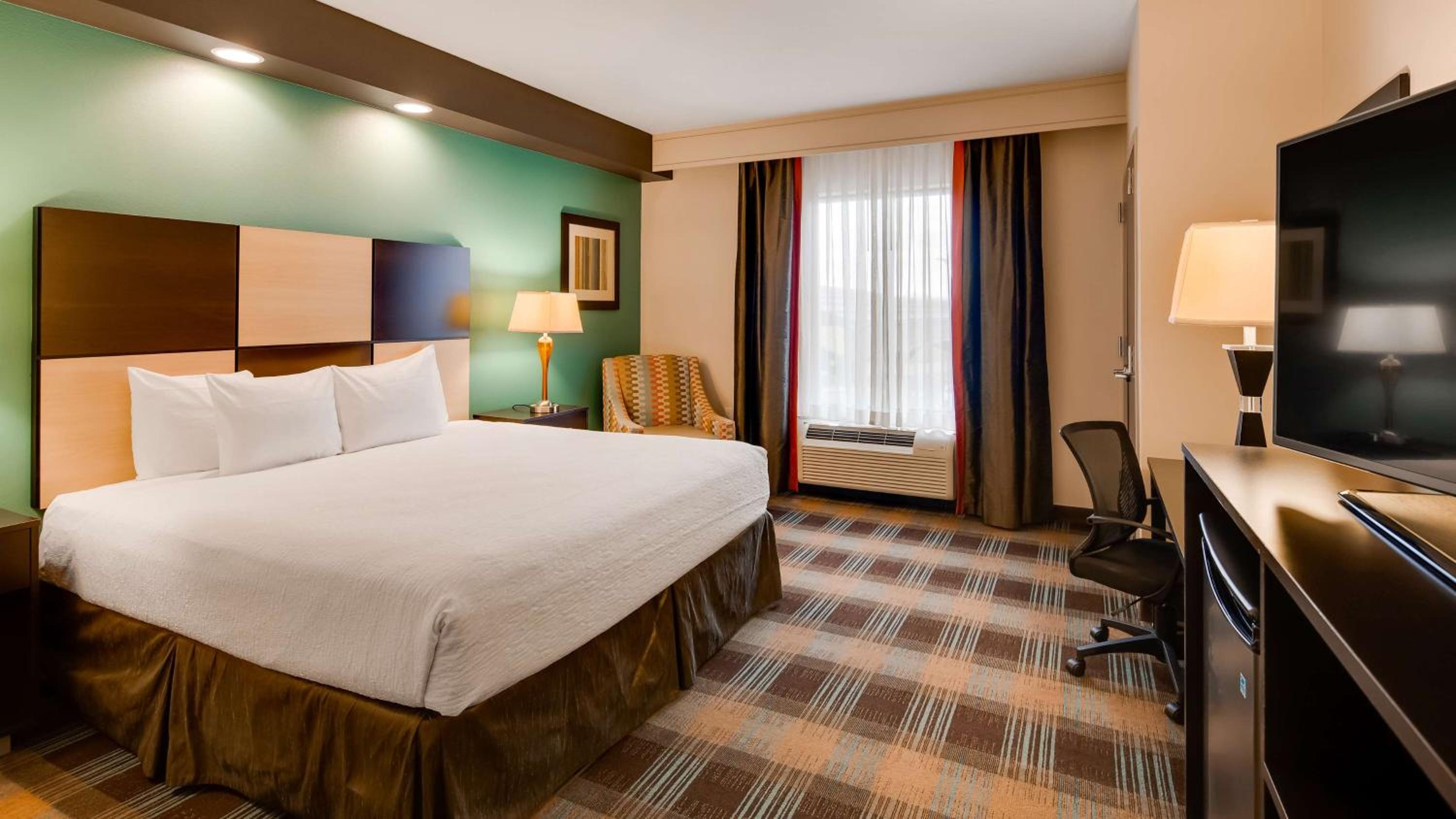 King Room with Roll-in Shower - Disability Access/Non-Smoking