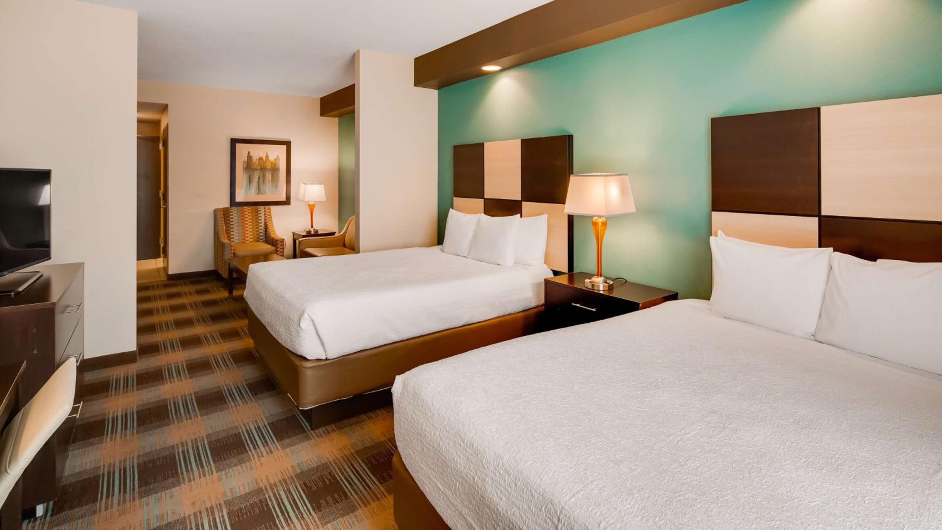 Queen Suite with Two Queen Beds and Walk-In Shower - Non-Smoking photo 3