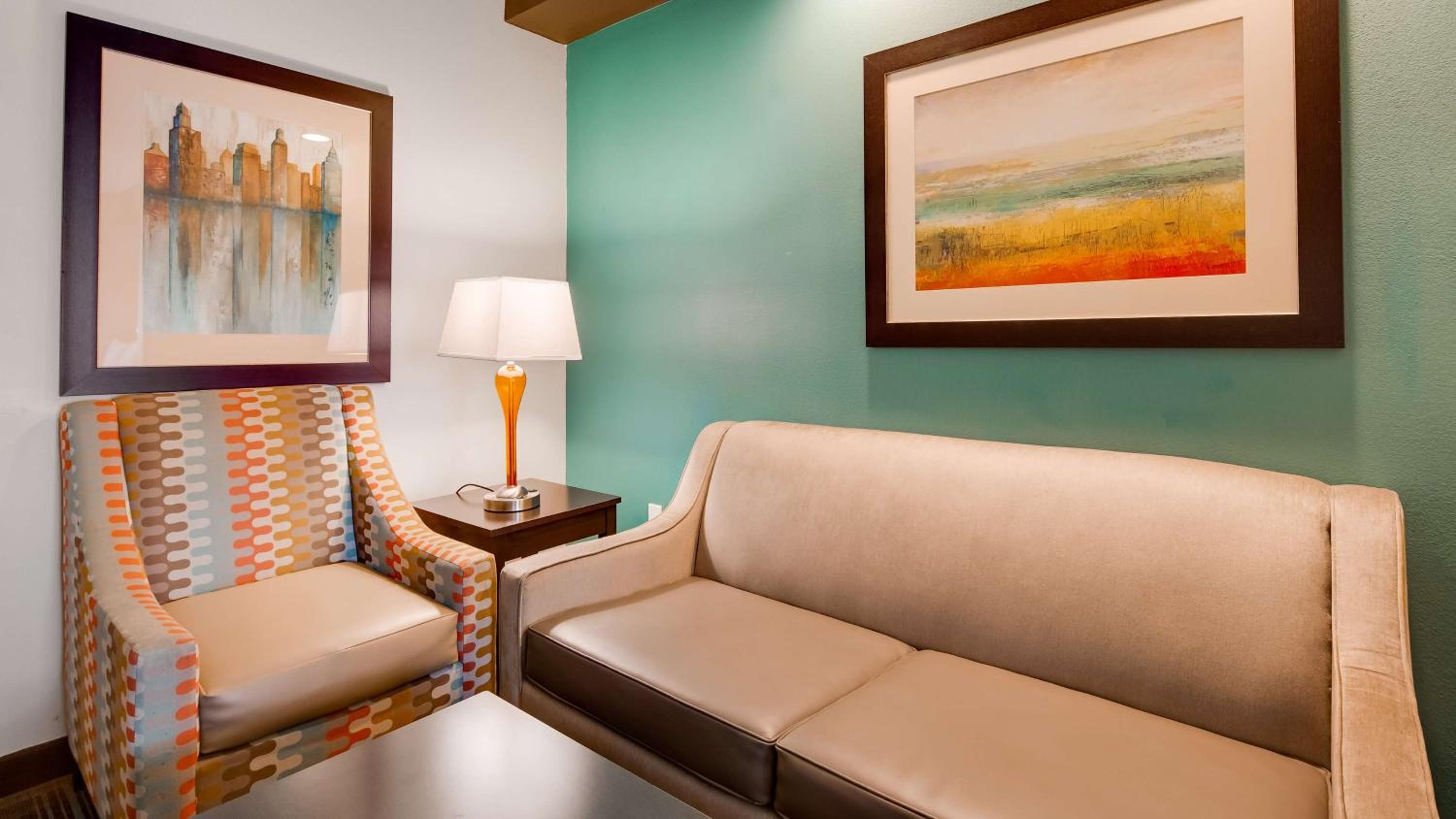 Queen Suite with Two Queen Beds and Sofa Bed - Non-Smoking photo 3