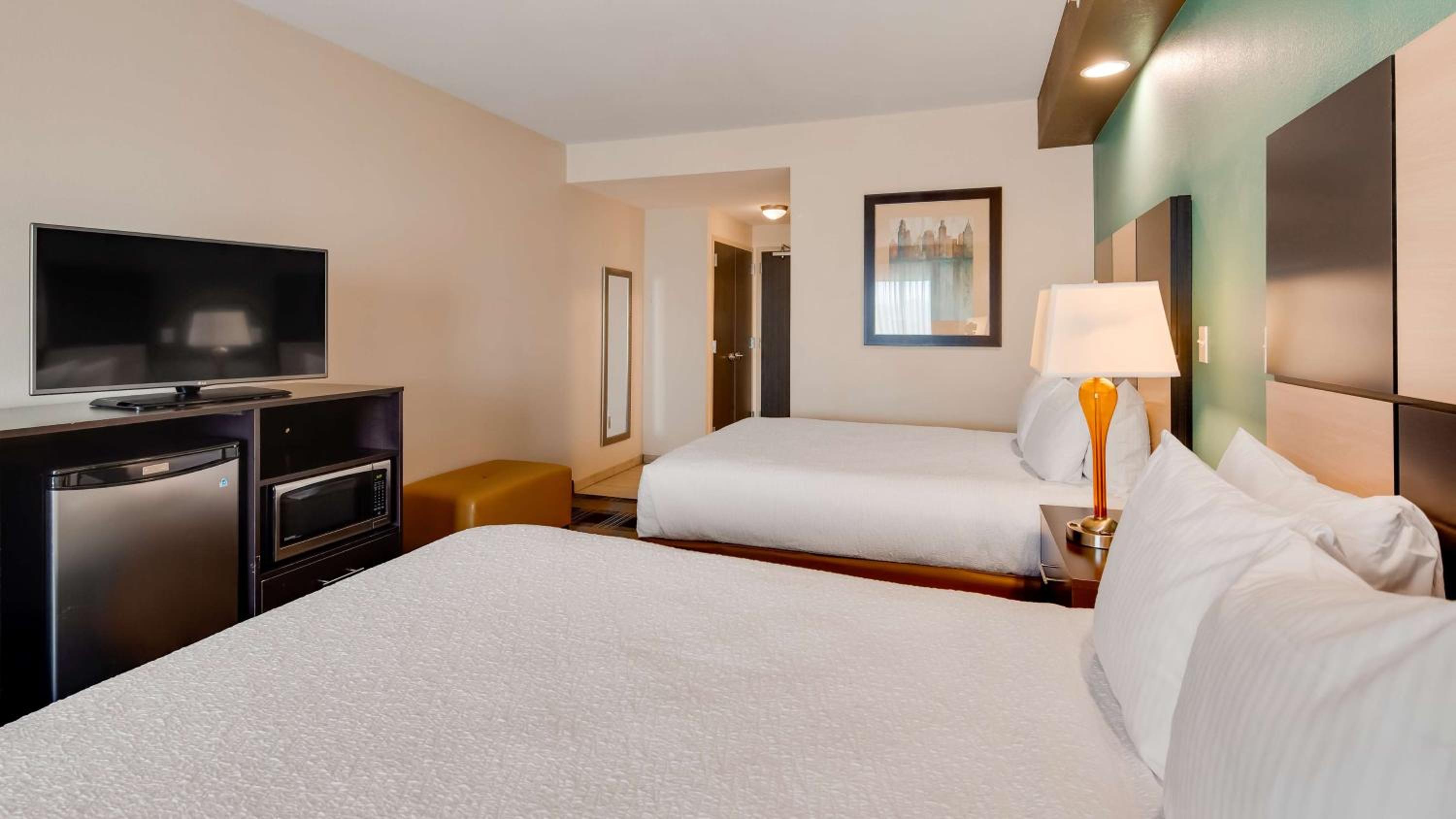 Queen Room with Two Queen Beds - Non-Smoking photo 2