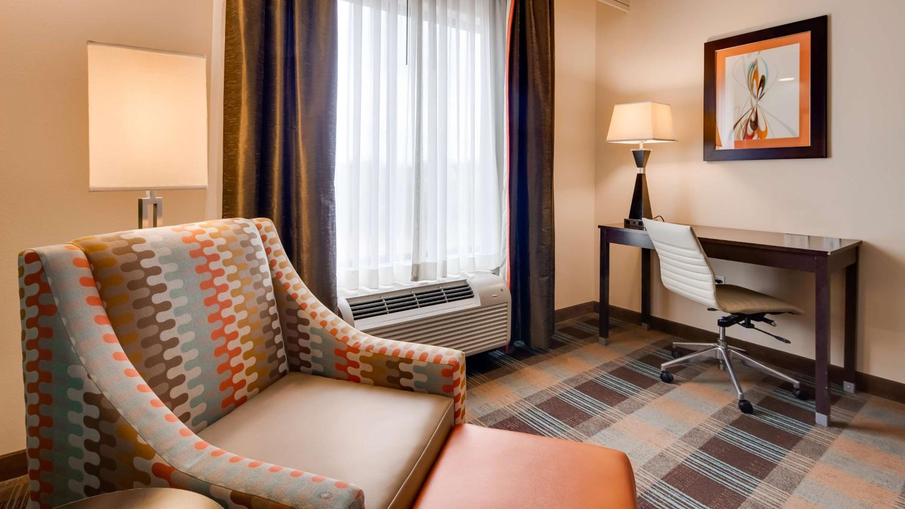 Queen Room with Two Queen Beds - Non-Smoking photo 3