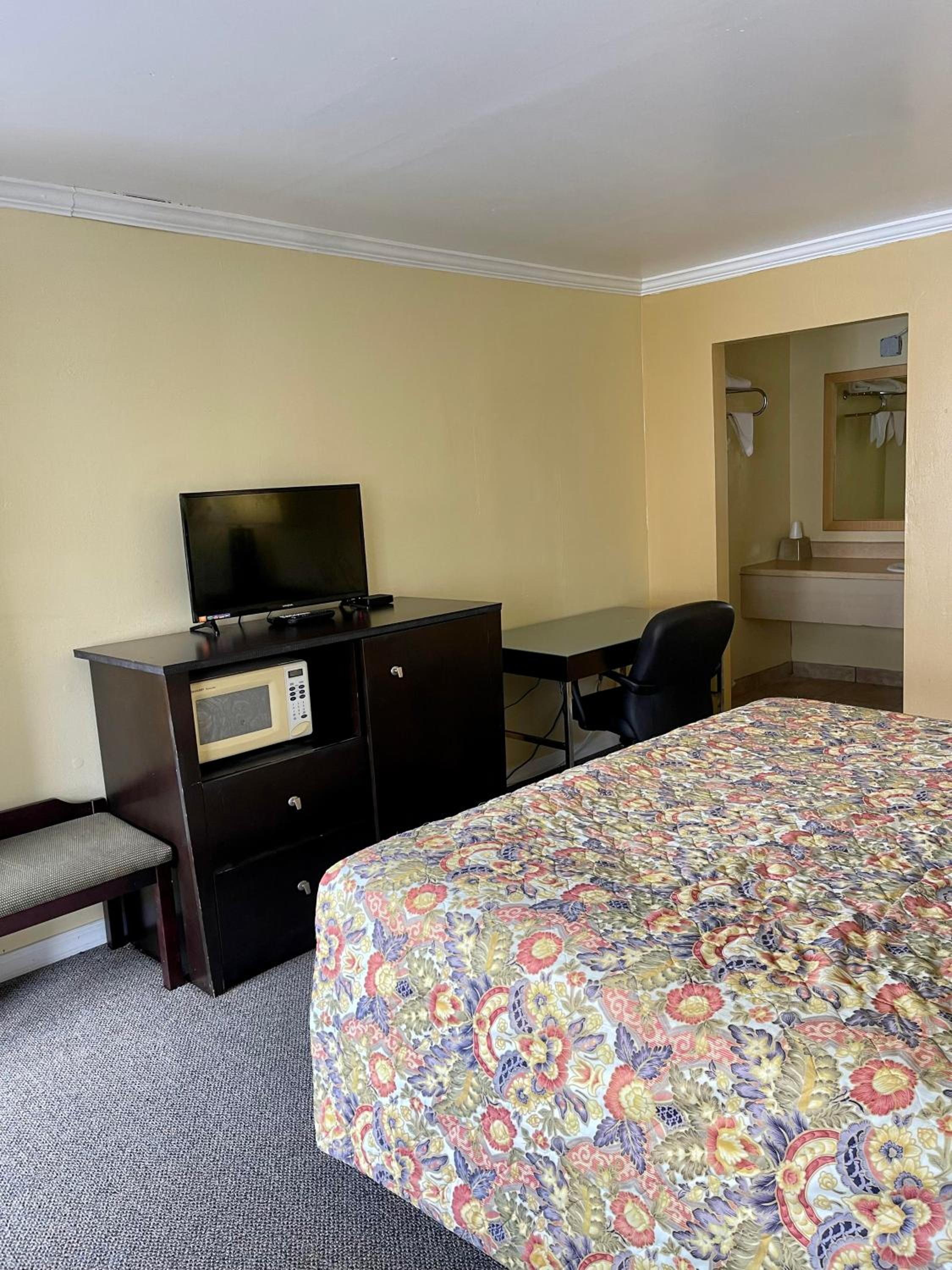 King Room - Non-Smoking photo 2