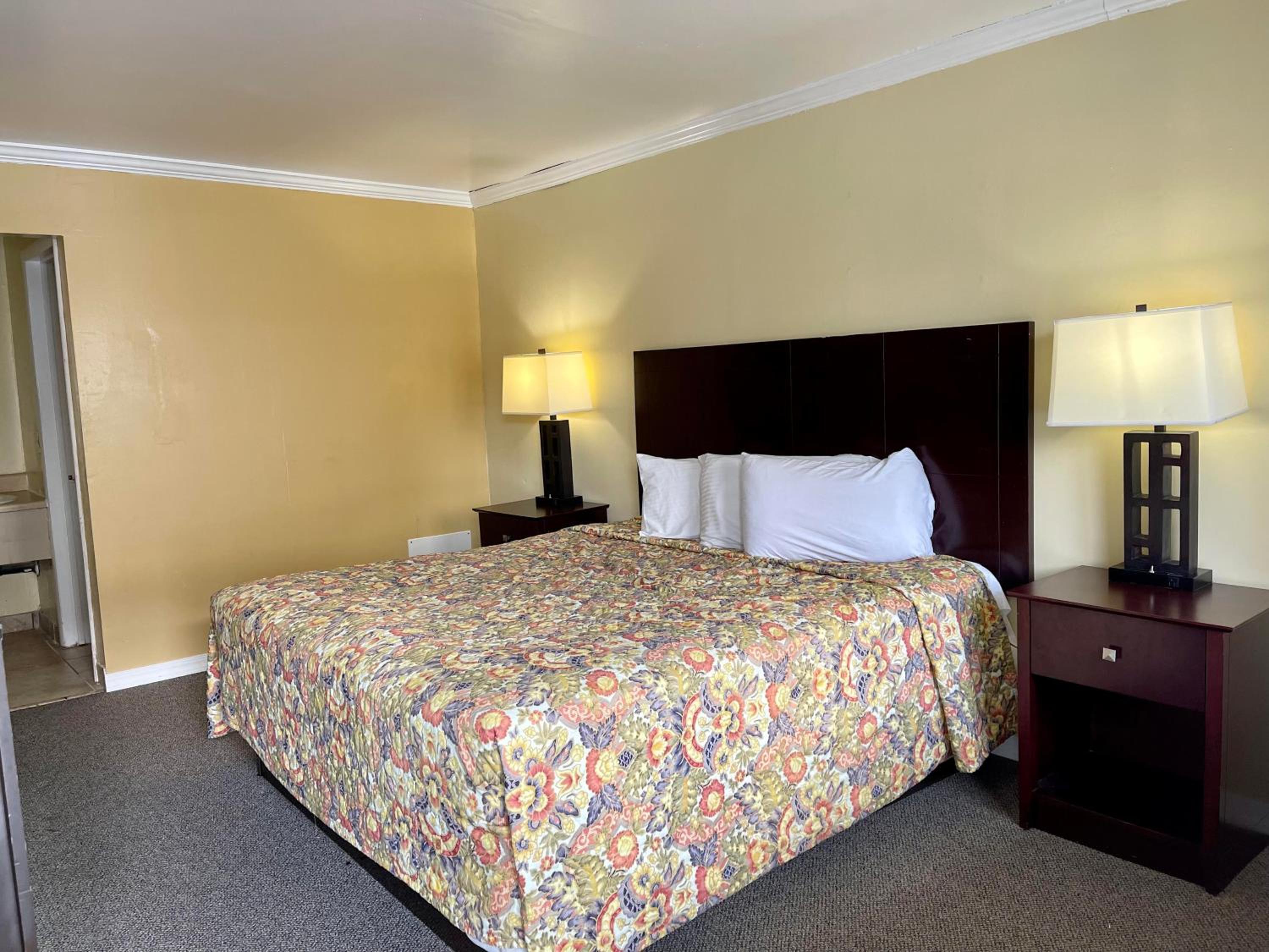 King Room - Non-Smoking photo 3