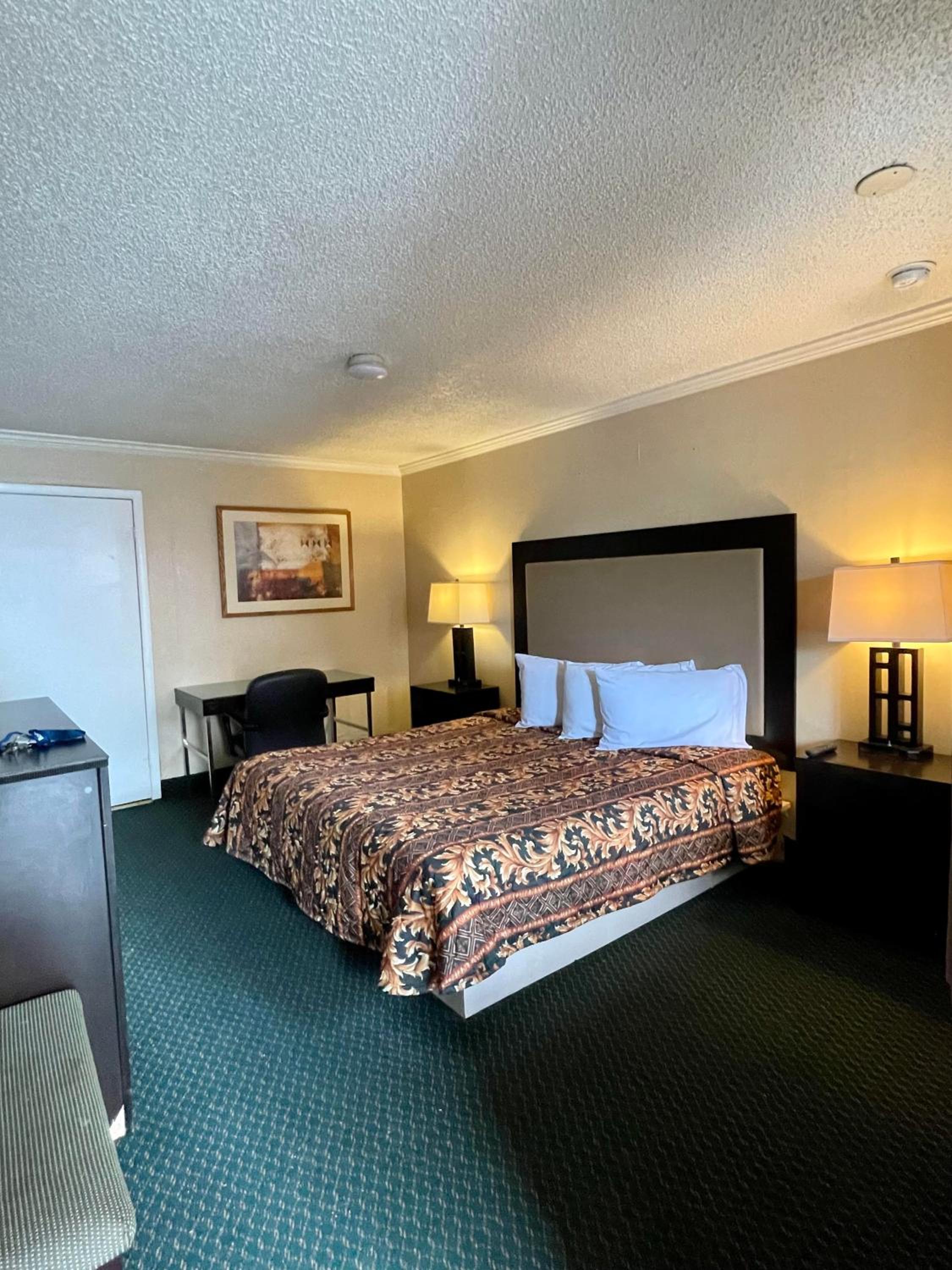 King Room - Non-Smoking photo 1