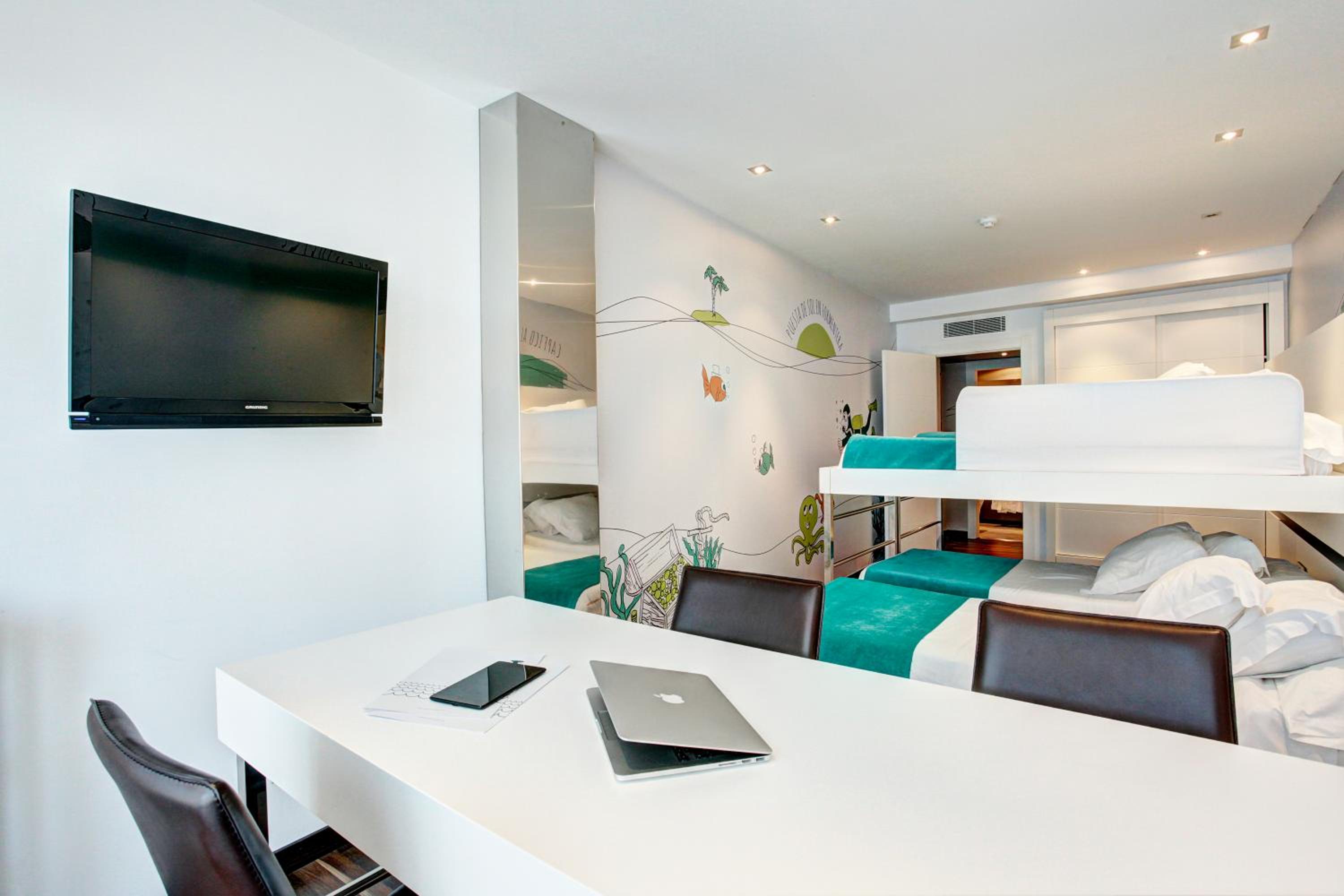Quadruple Room with Sea View thumbnail 6