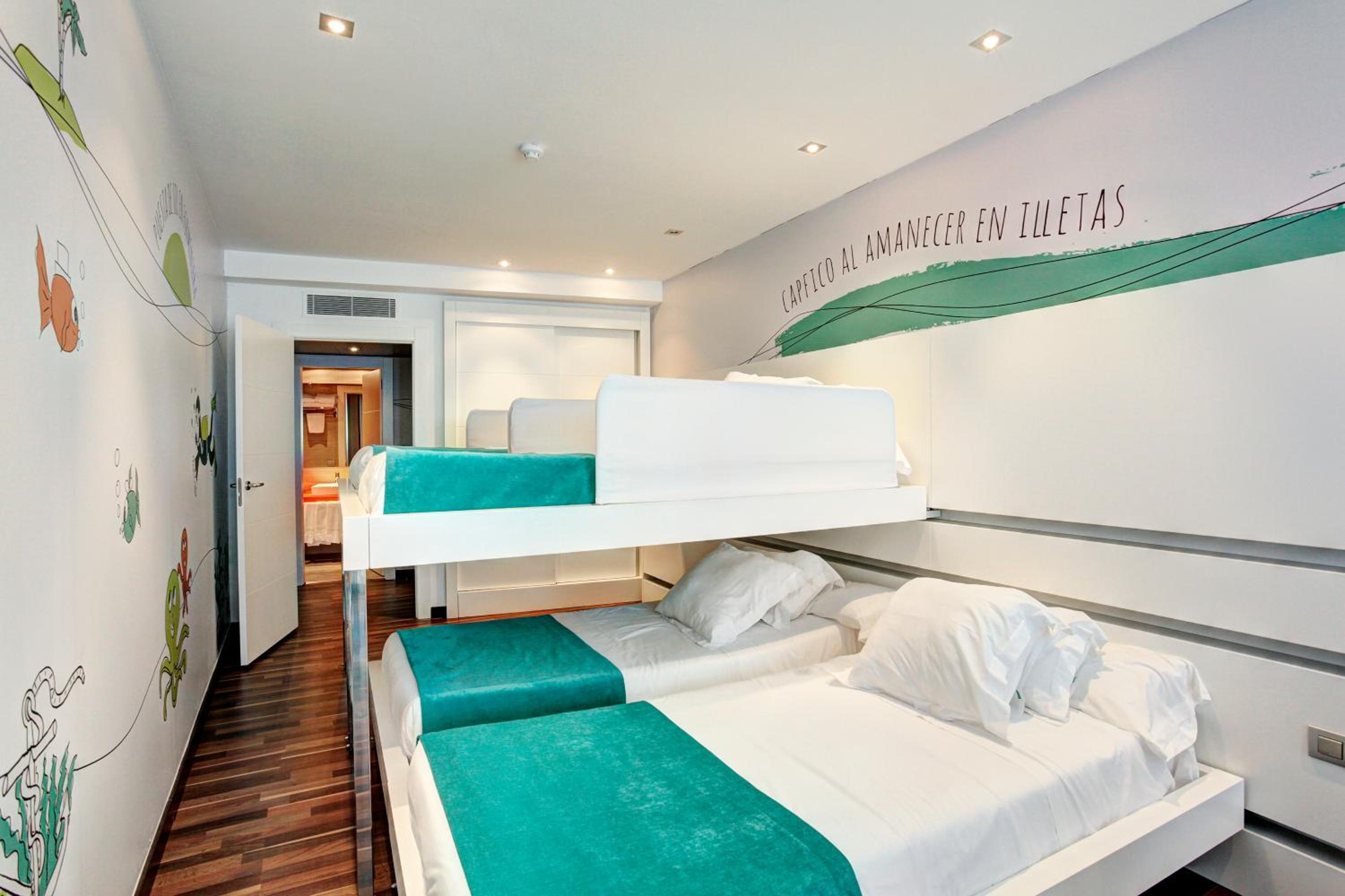 Quadruple Room with Sea View