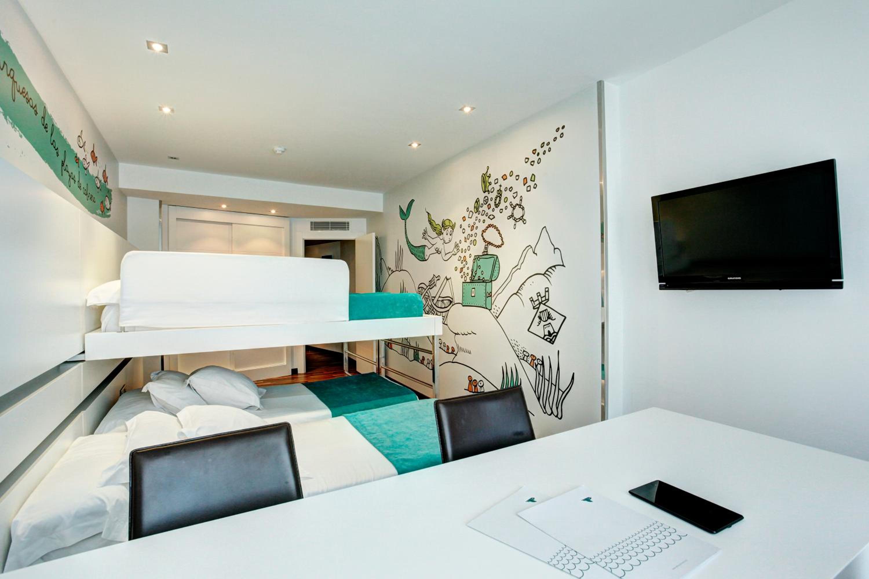 Quadruple Room with Sea View thumbnail 6