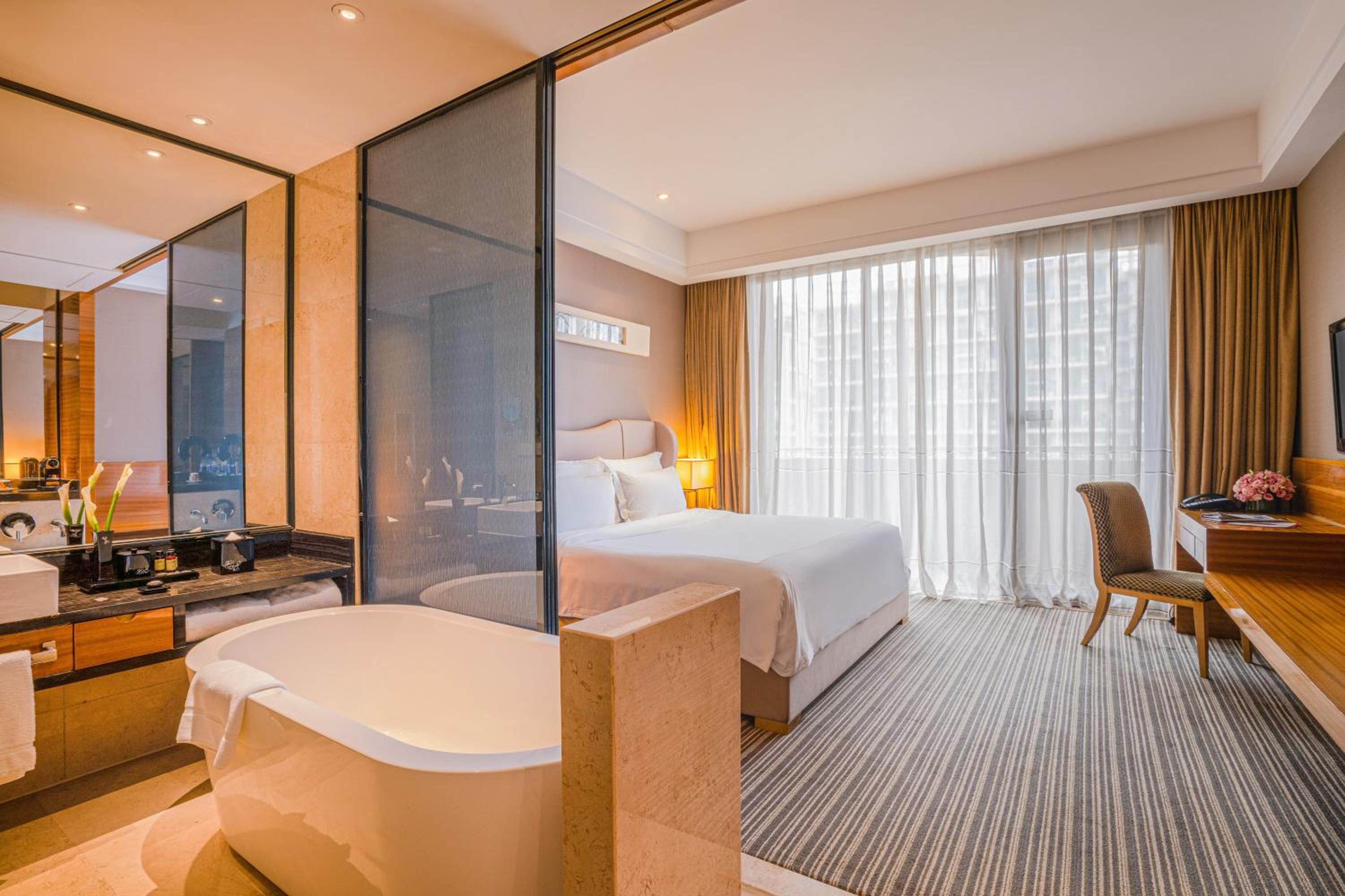 Deluxe King Room with Balcony photo 2