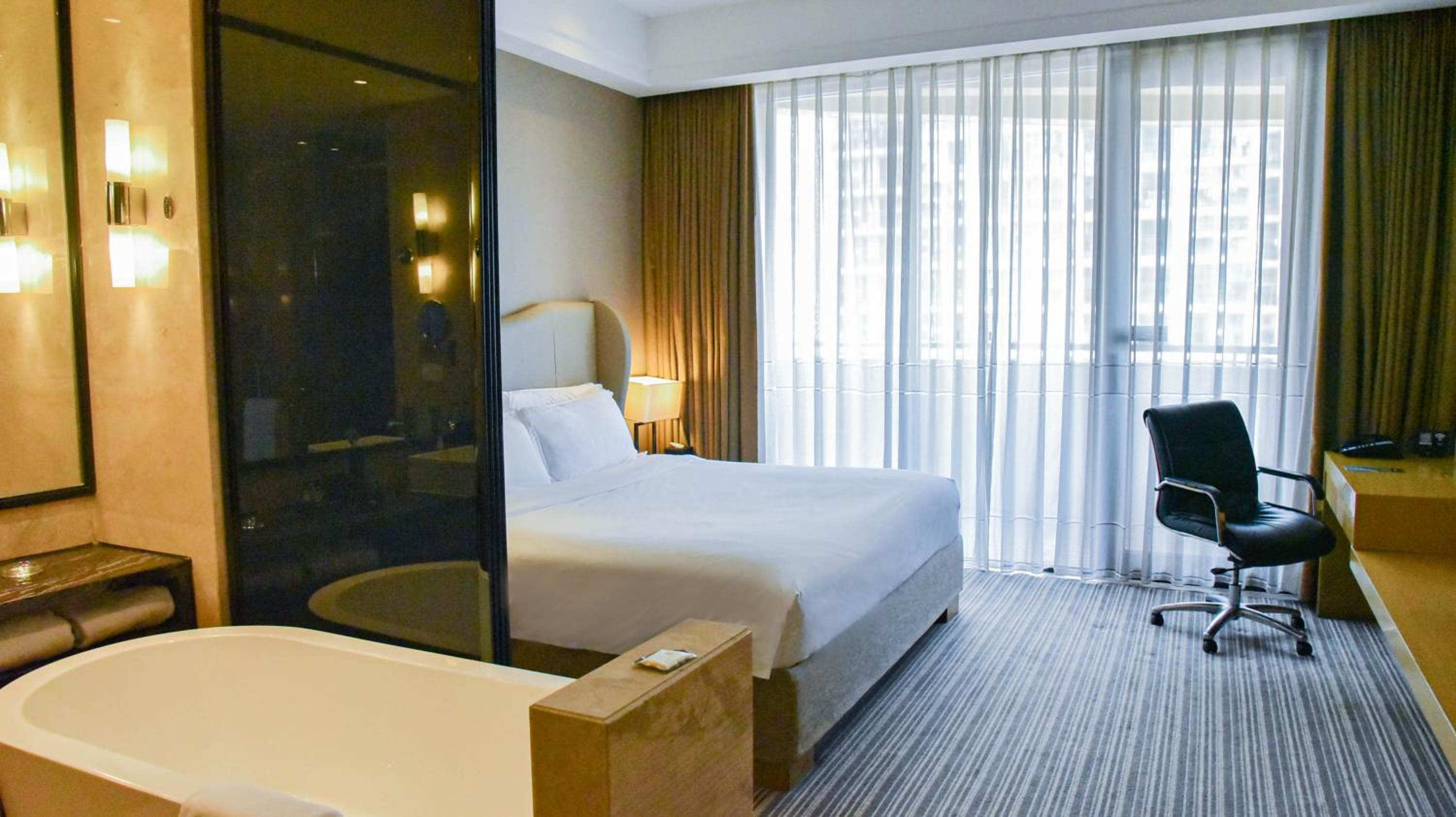 Deluxe King Room with Balcony photo 3
