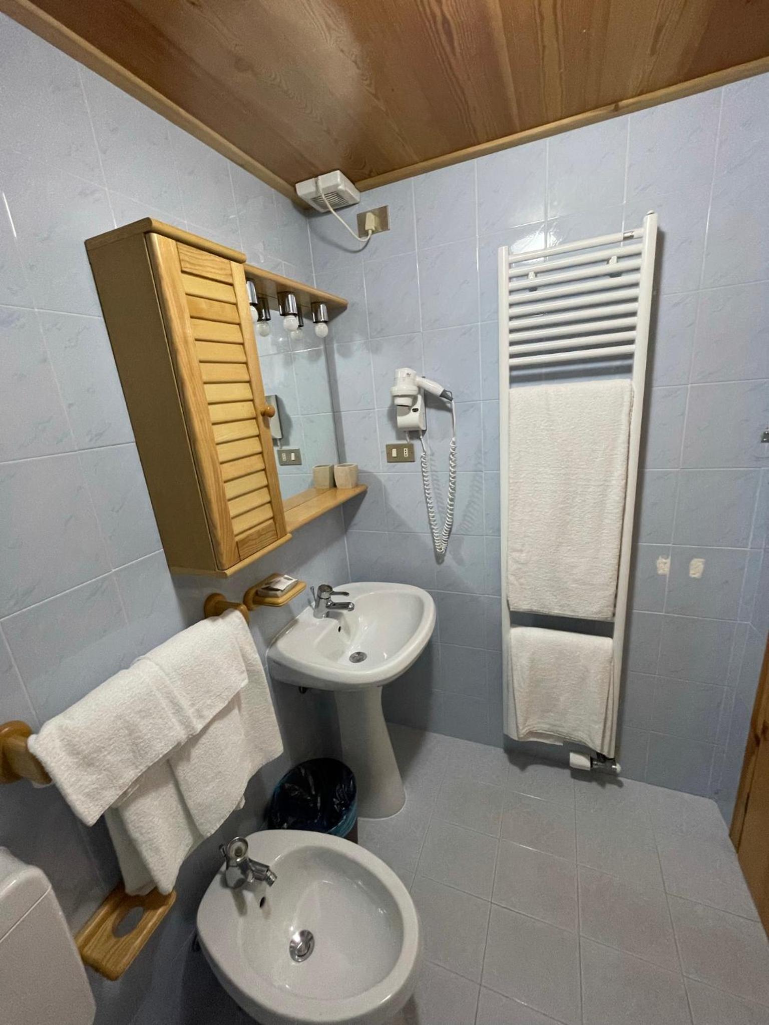 Economy Triple Room photo 3