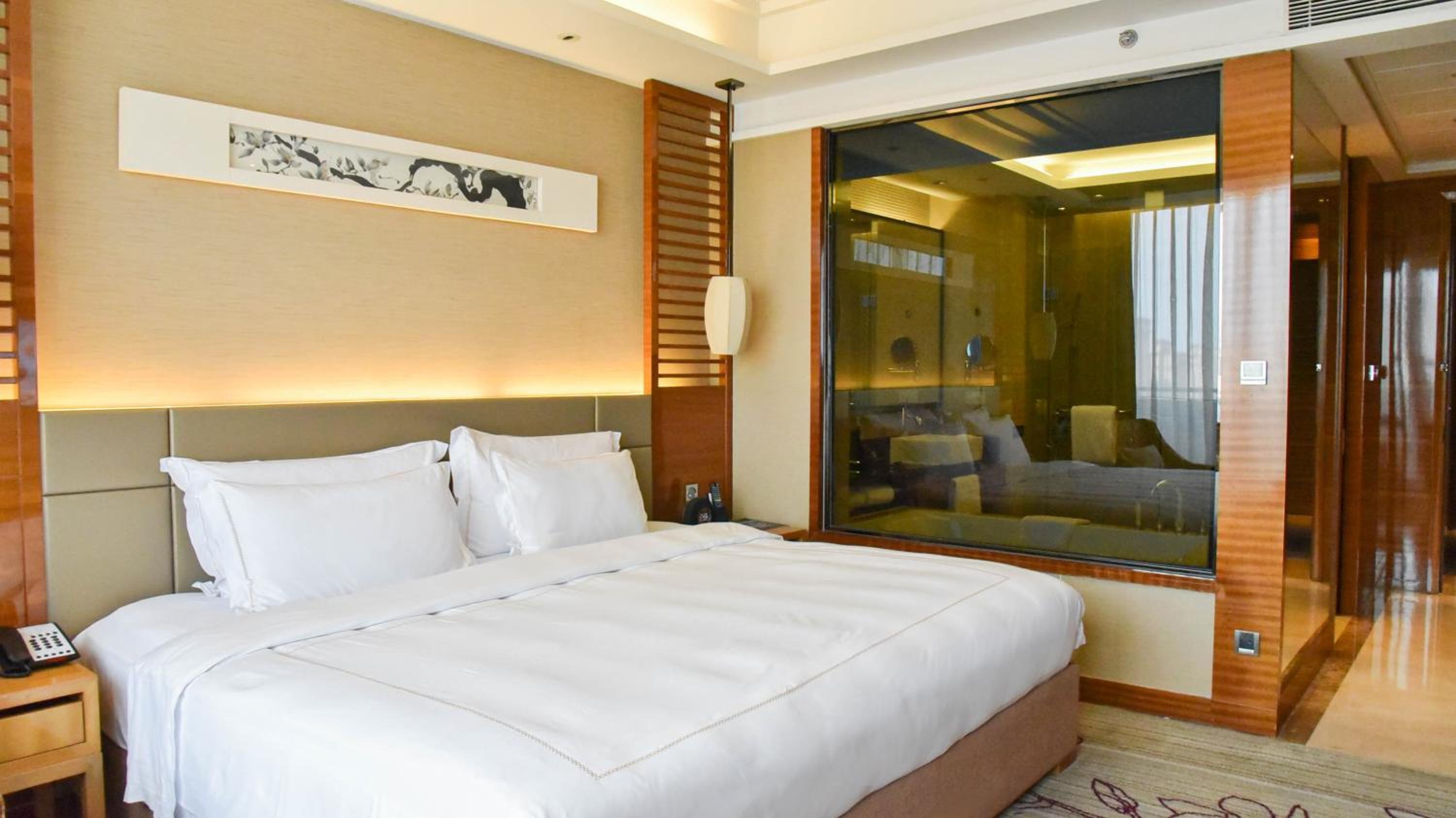 Executive King Room with Balcony and Lounge Access photo 2