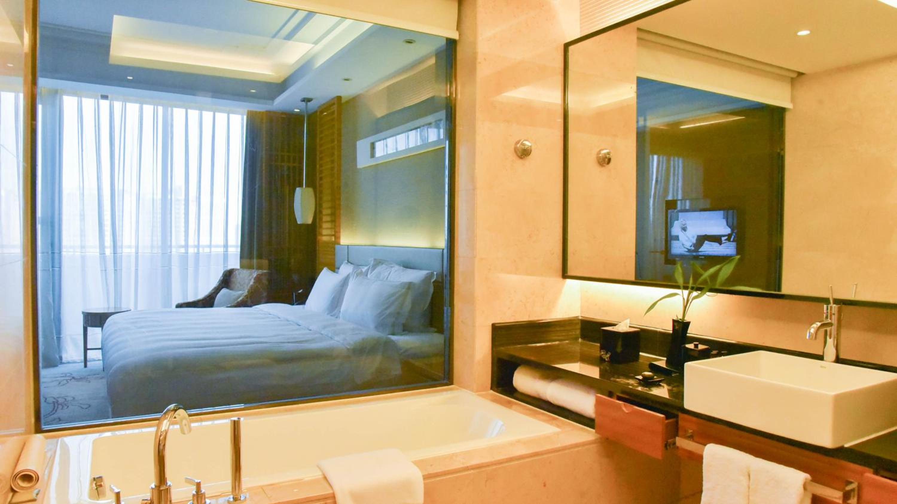 Executive King Room with Balcony and Lounge Access photo 3