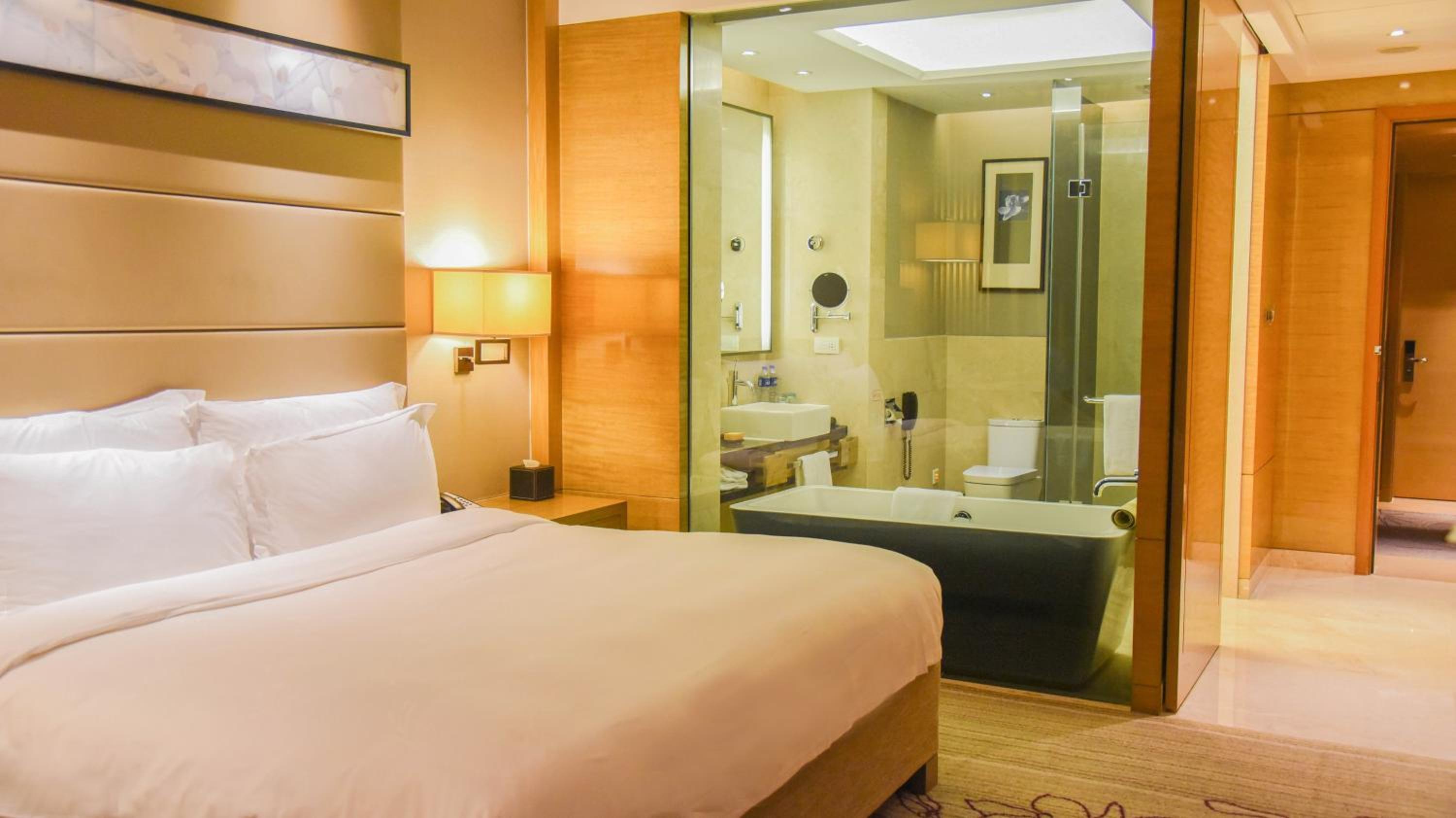 Superior King Room with Balcony photo 3