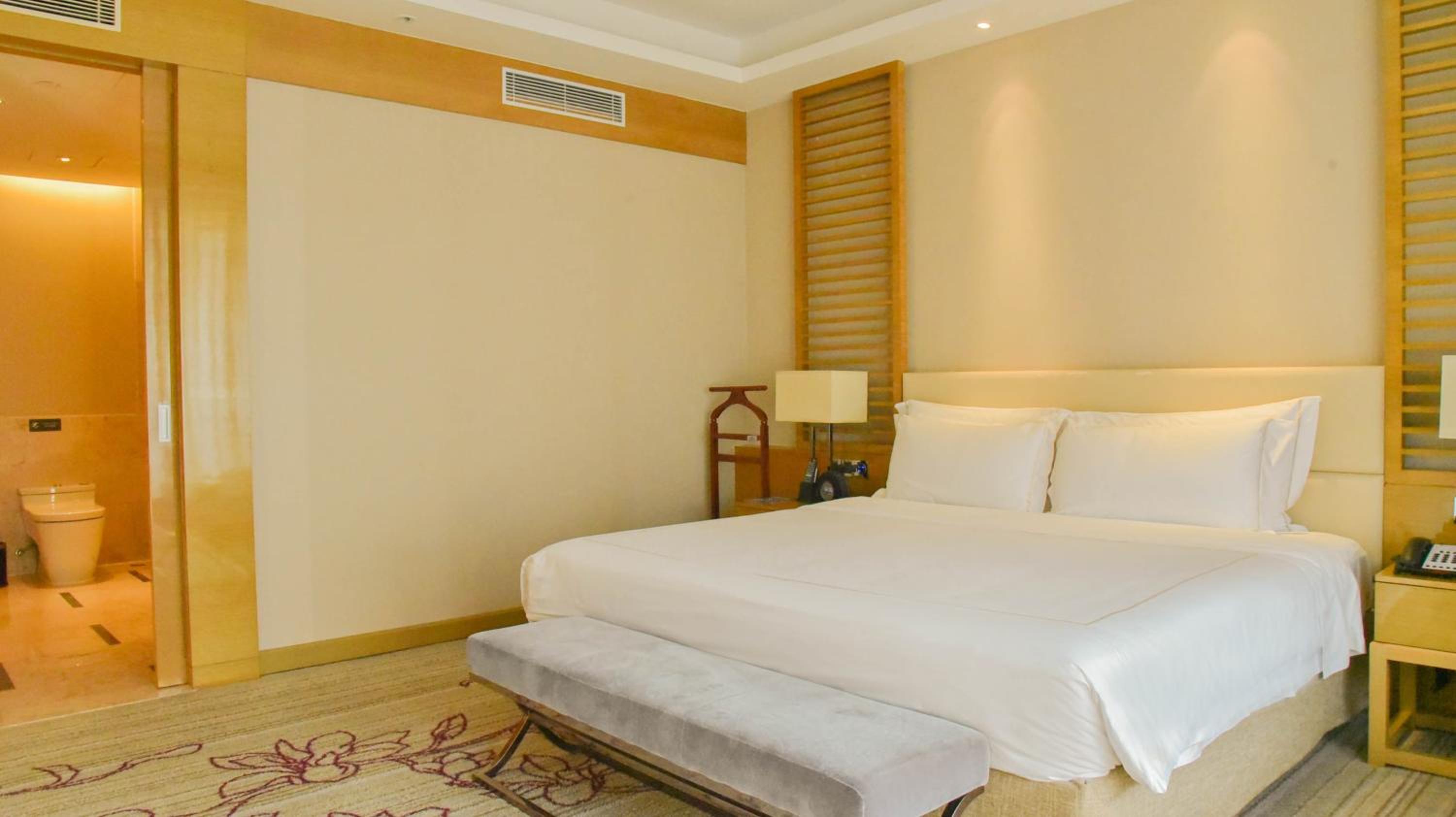 Deluxe King Suite with Balcony and Lounge Access photo 2