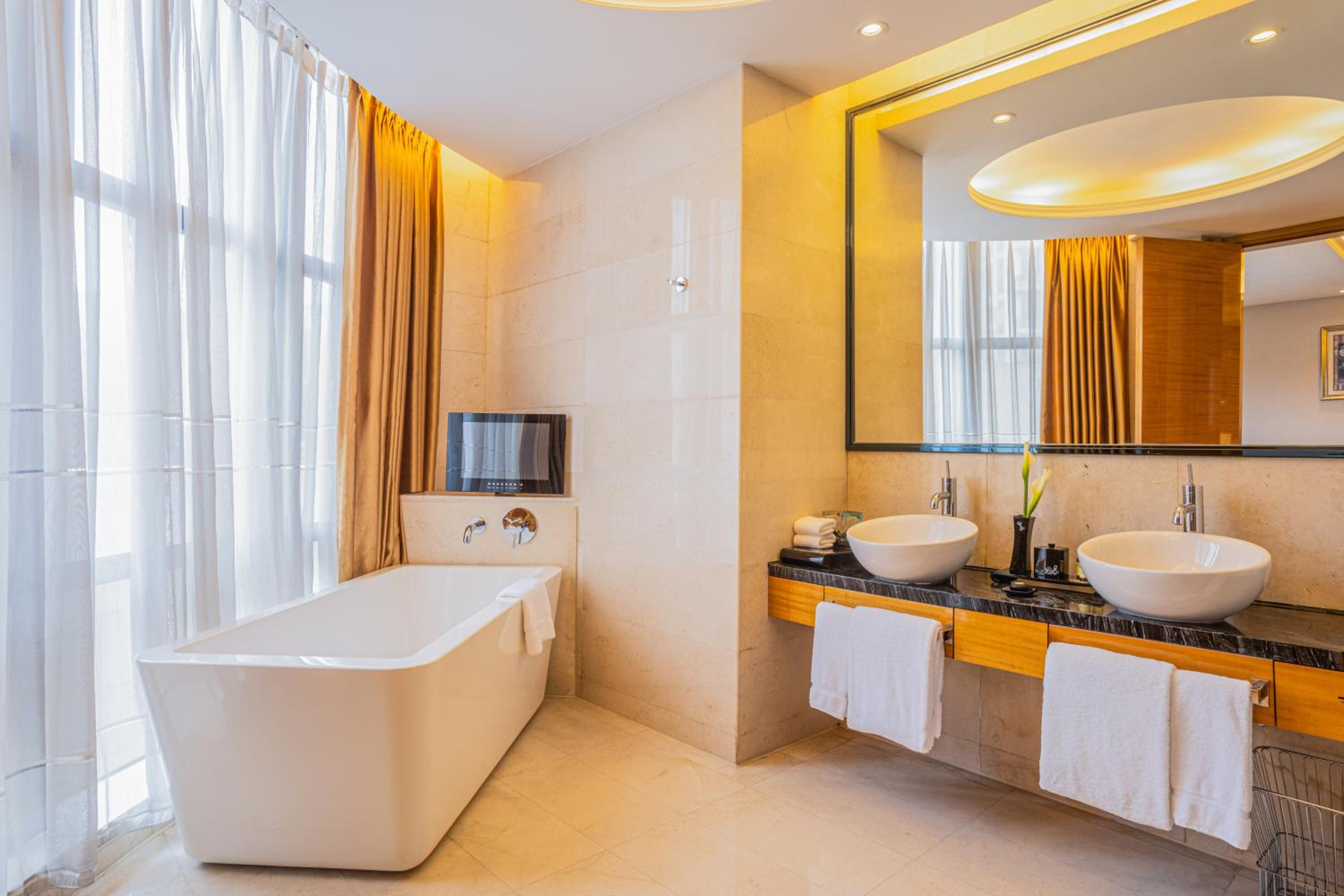 Junior Suite with King Bed photo 2