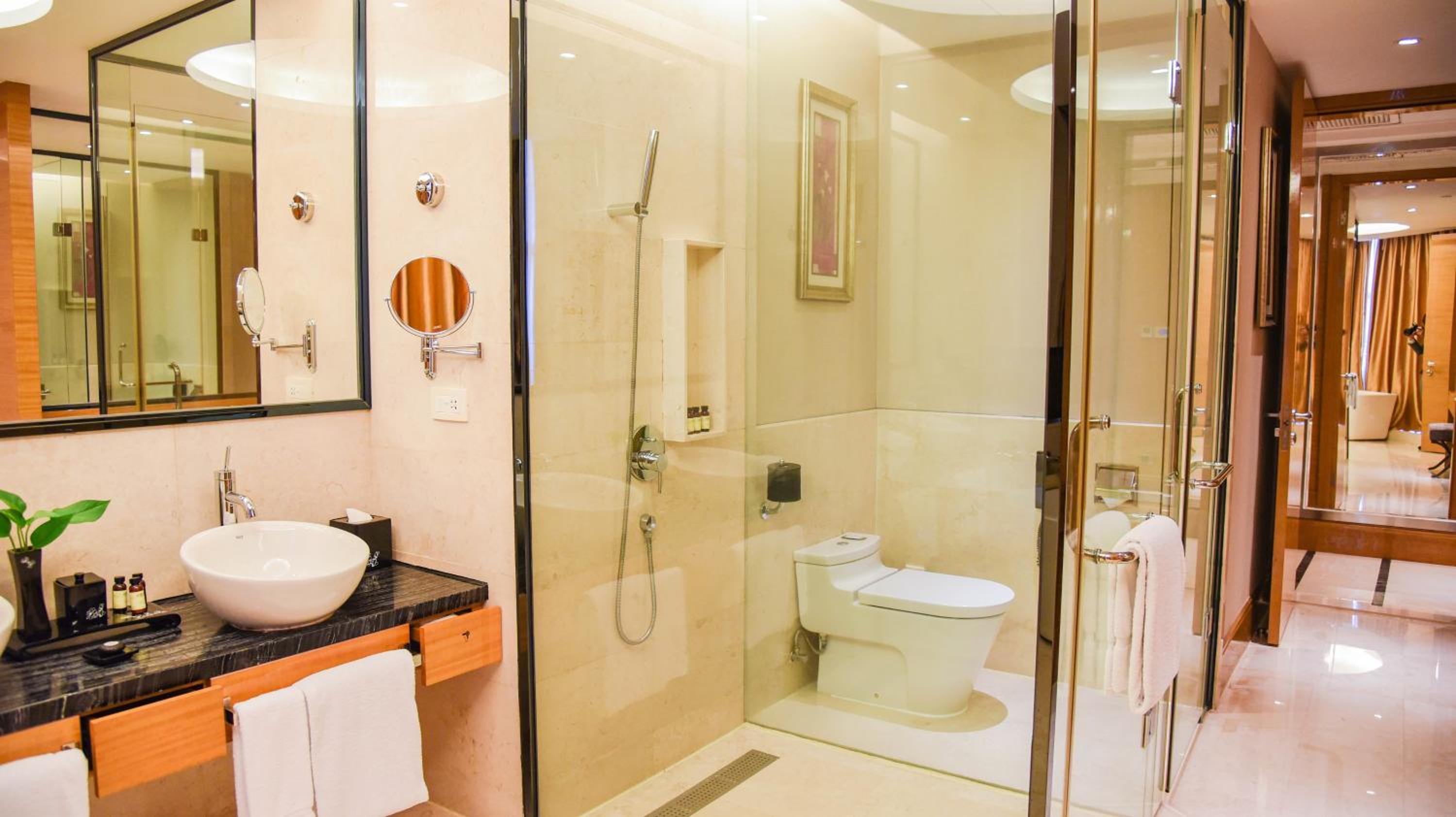 Junior Suite with King Bed photo 3