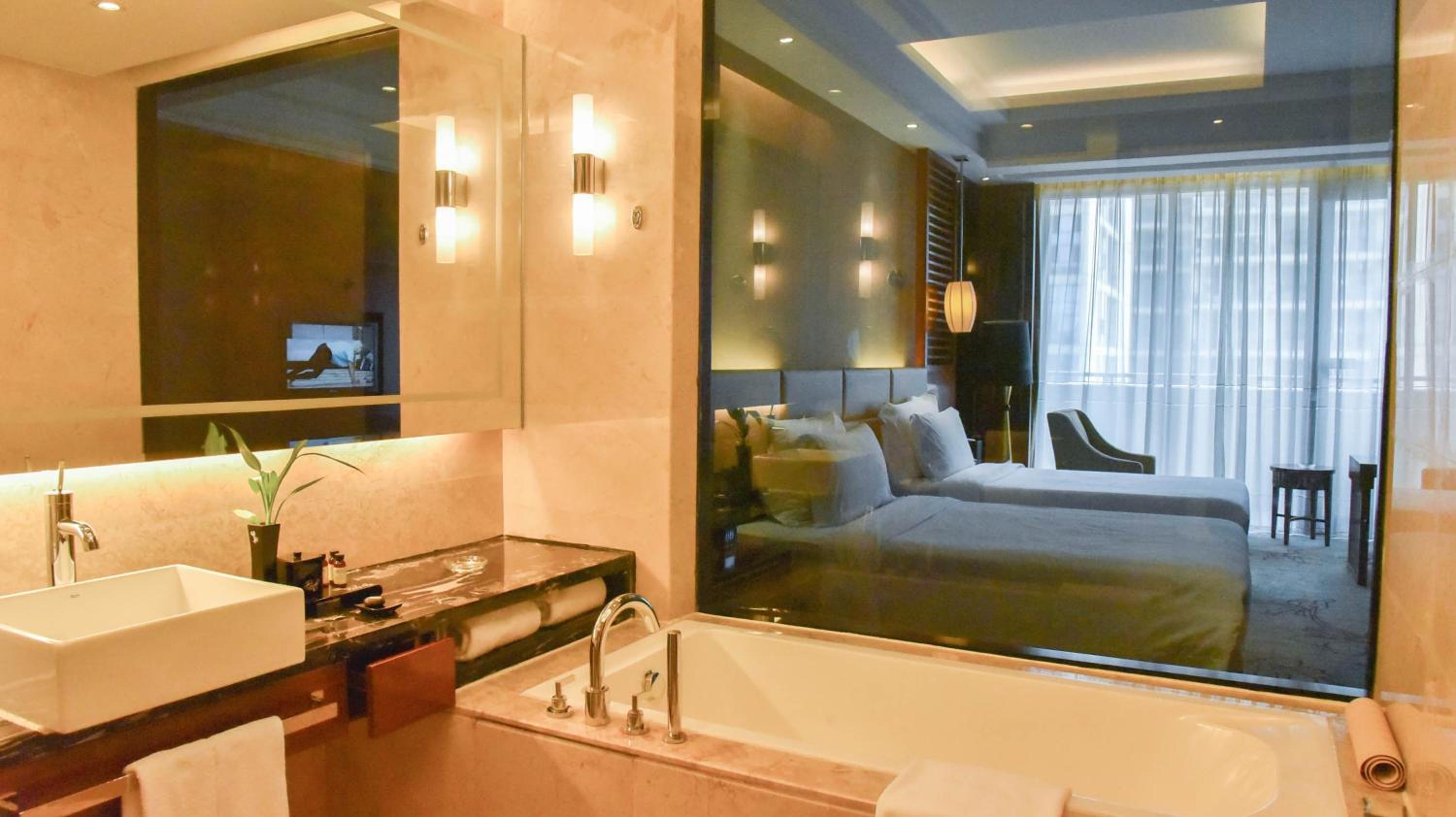 Deluxe Twin Room with Balcony photo 3
