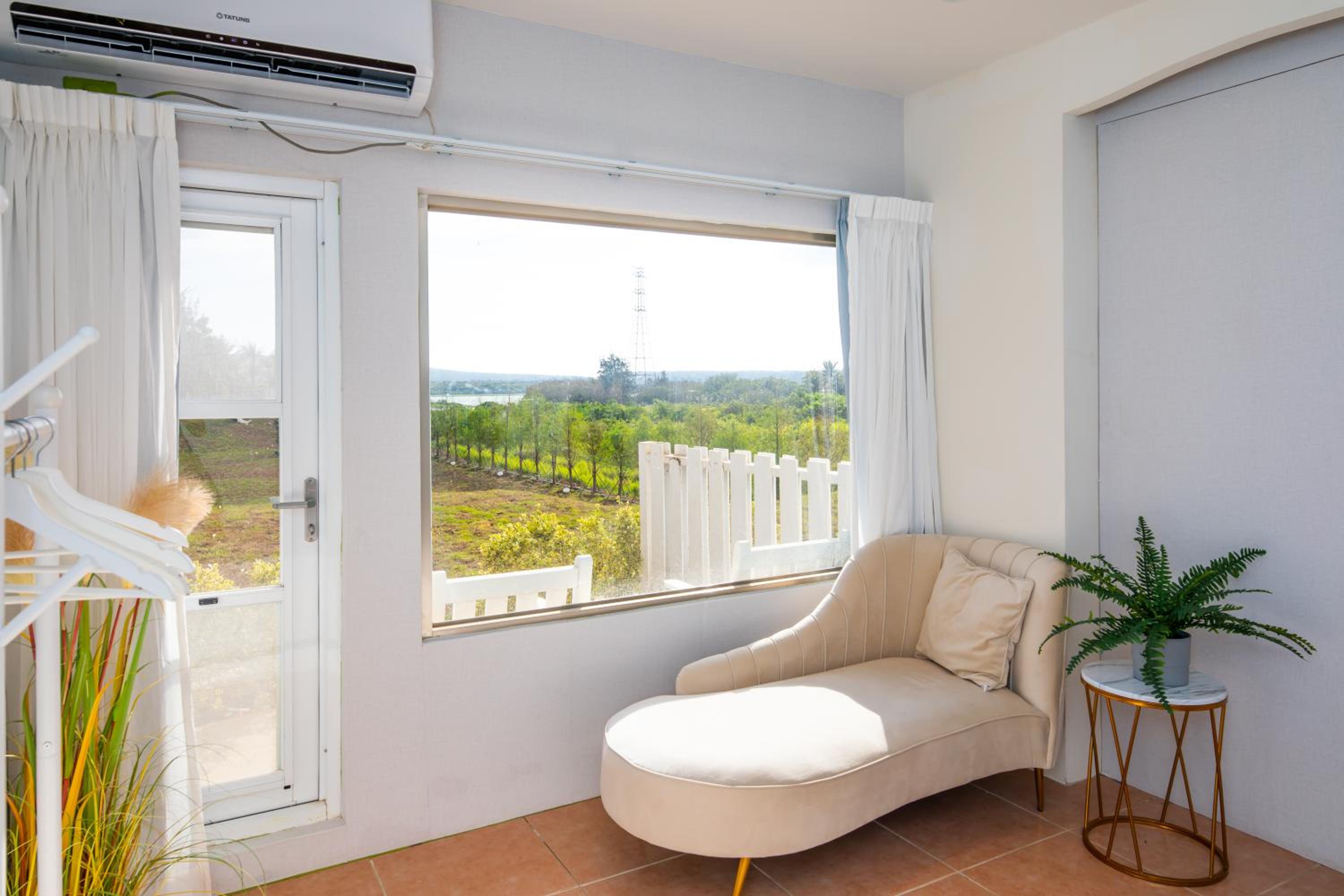 Quadruple Room with Lake View - Photo 8