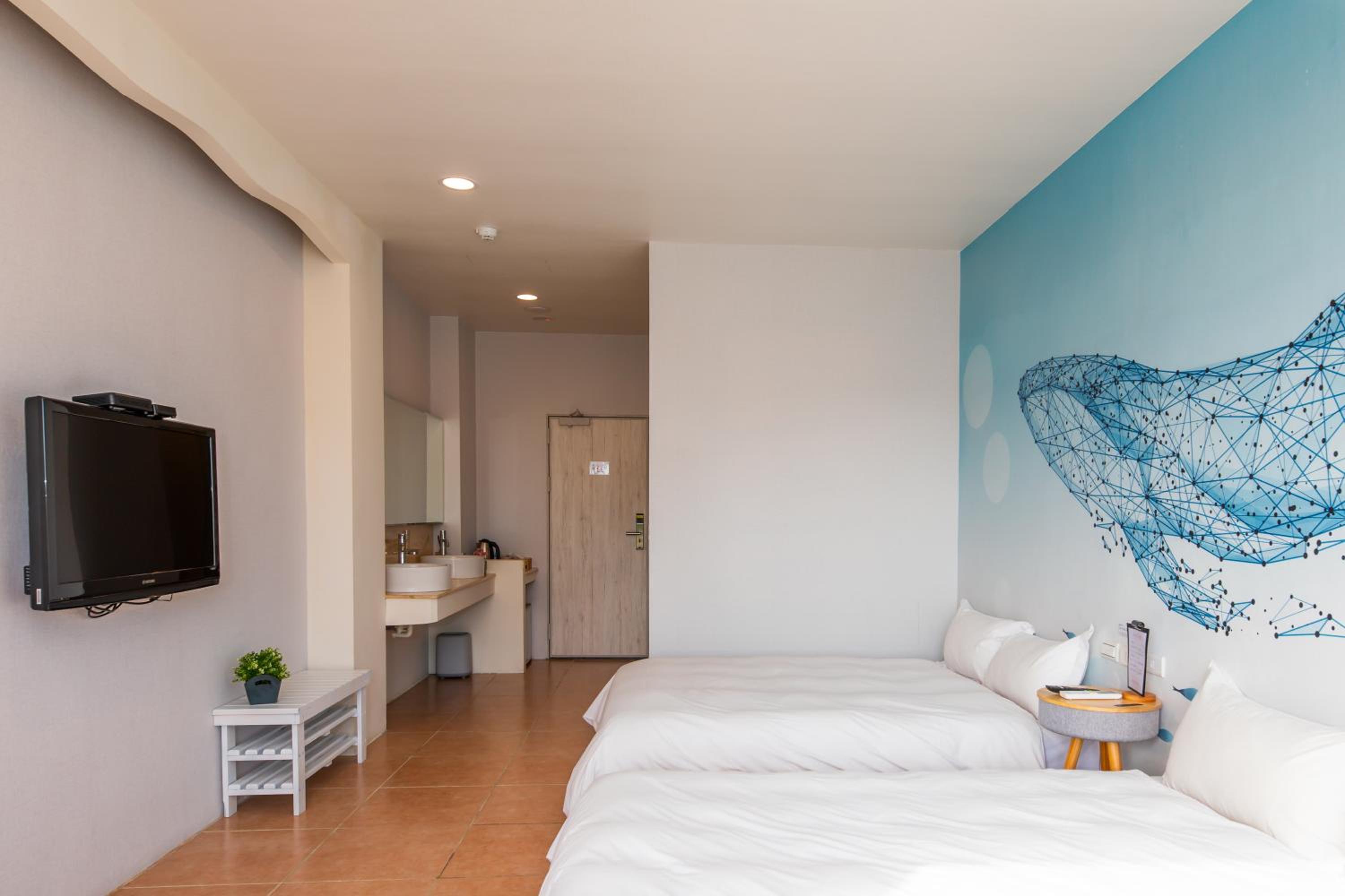 Quadruple Room with Lake View - Photo 4