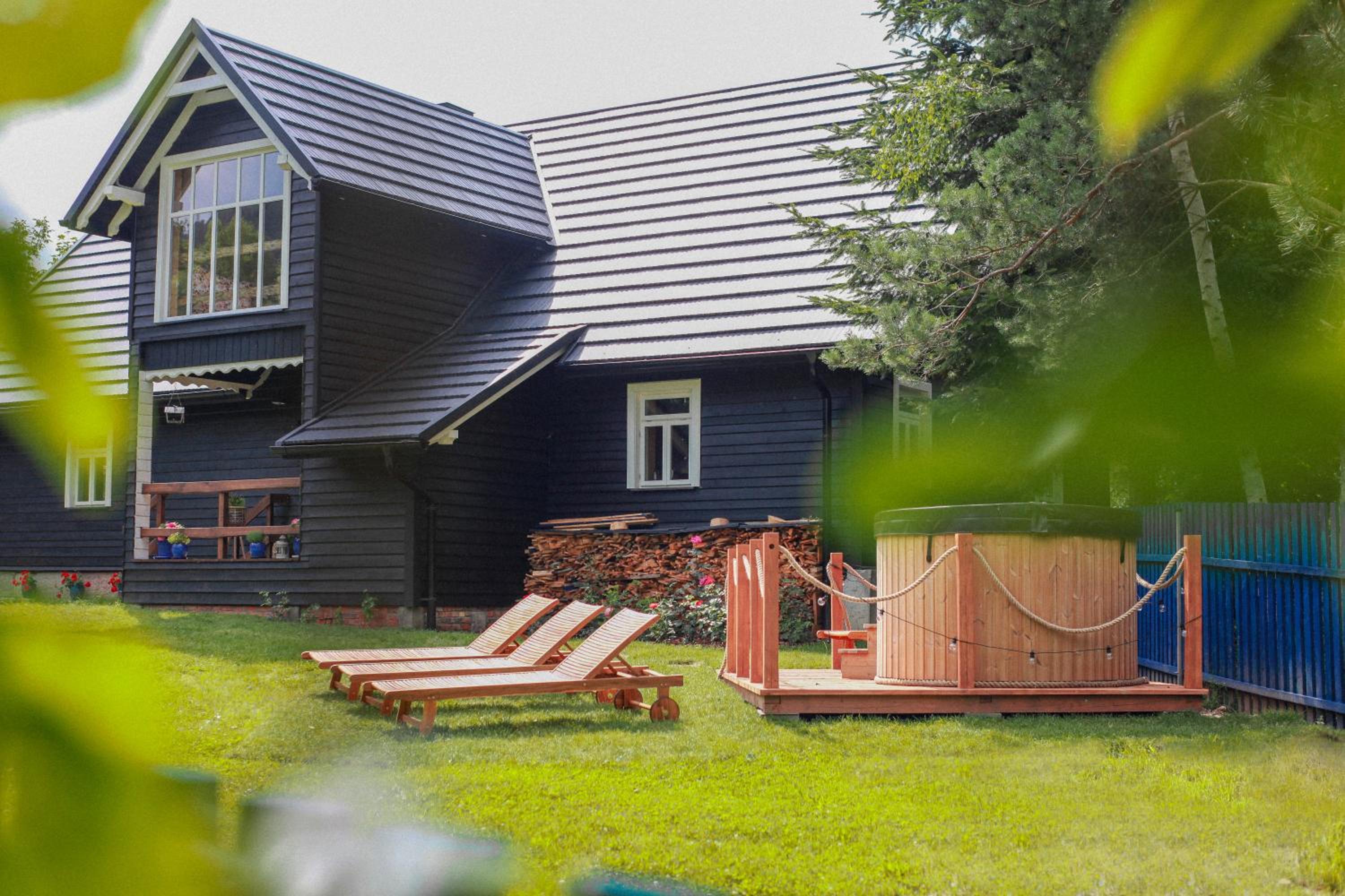 Six-Bedroom House photo 1