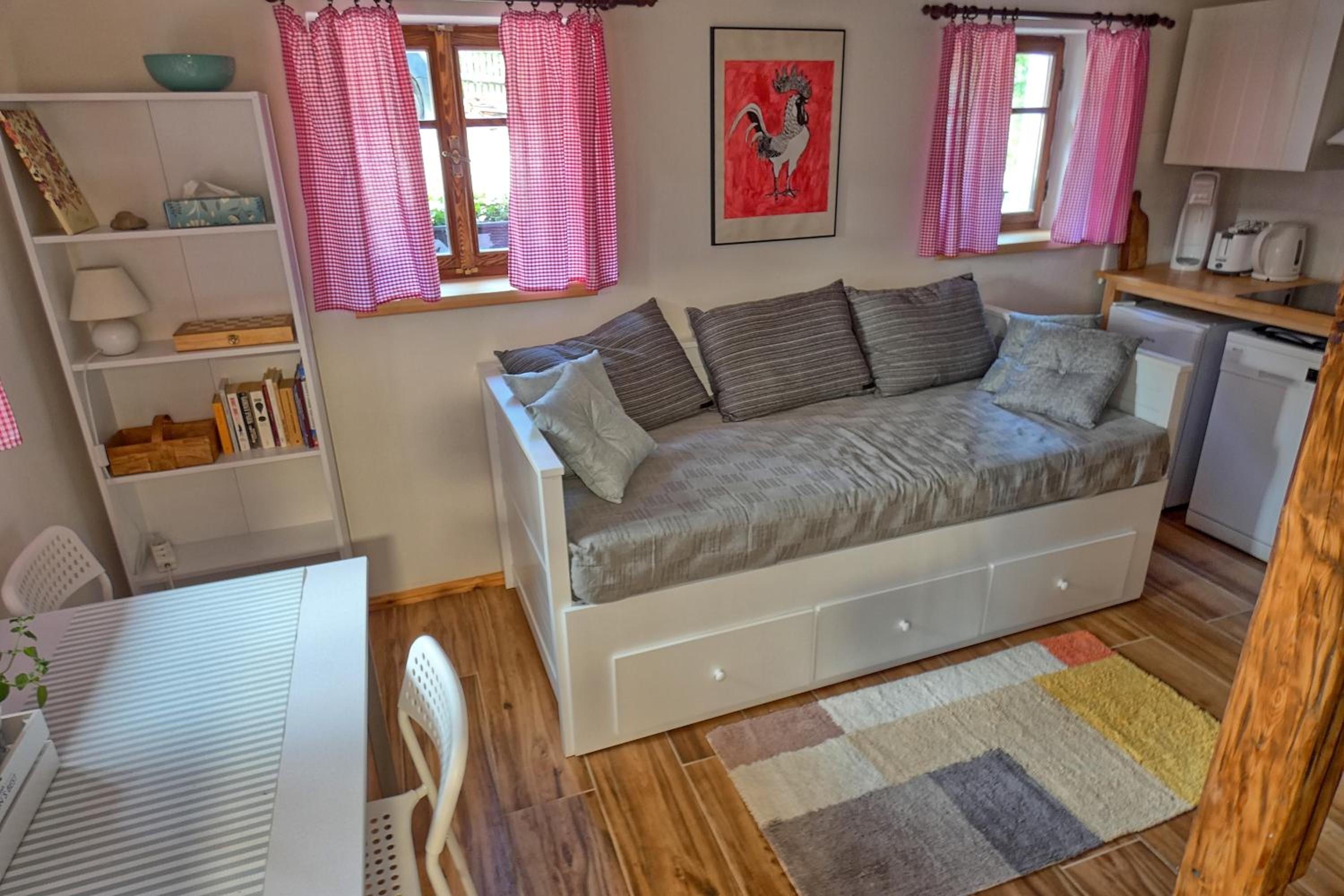 One-Bedroom Apartment photo 1