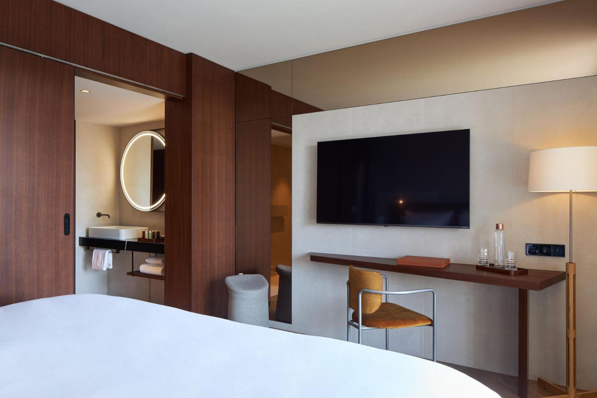 Deluxe King Room with Balcony - Photo 3