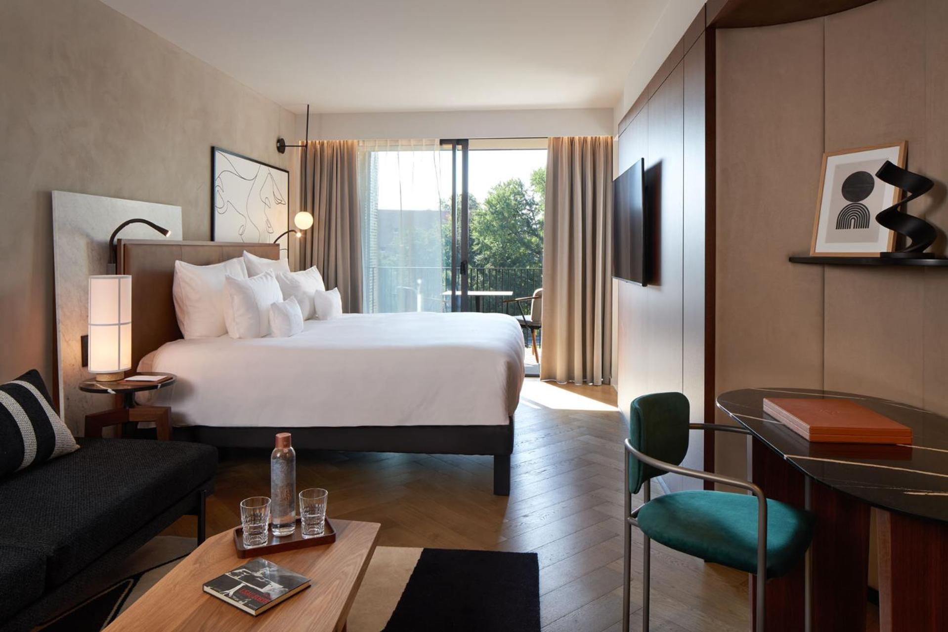 Executive King Room with Balcony - Photo 3