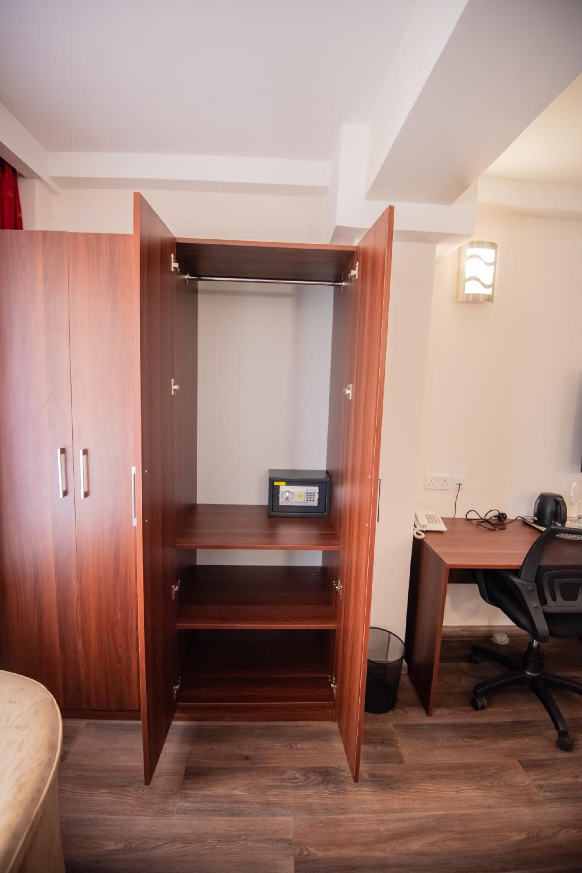 Deluxe Queen Room - Photo 8