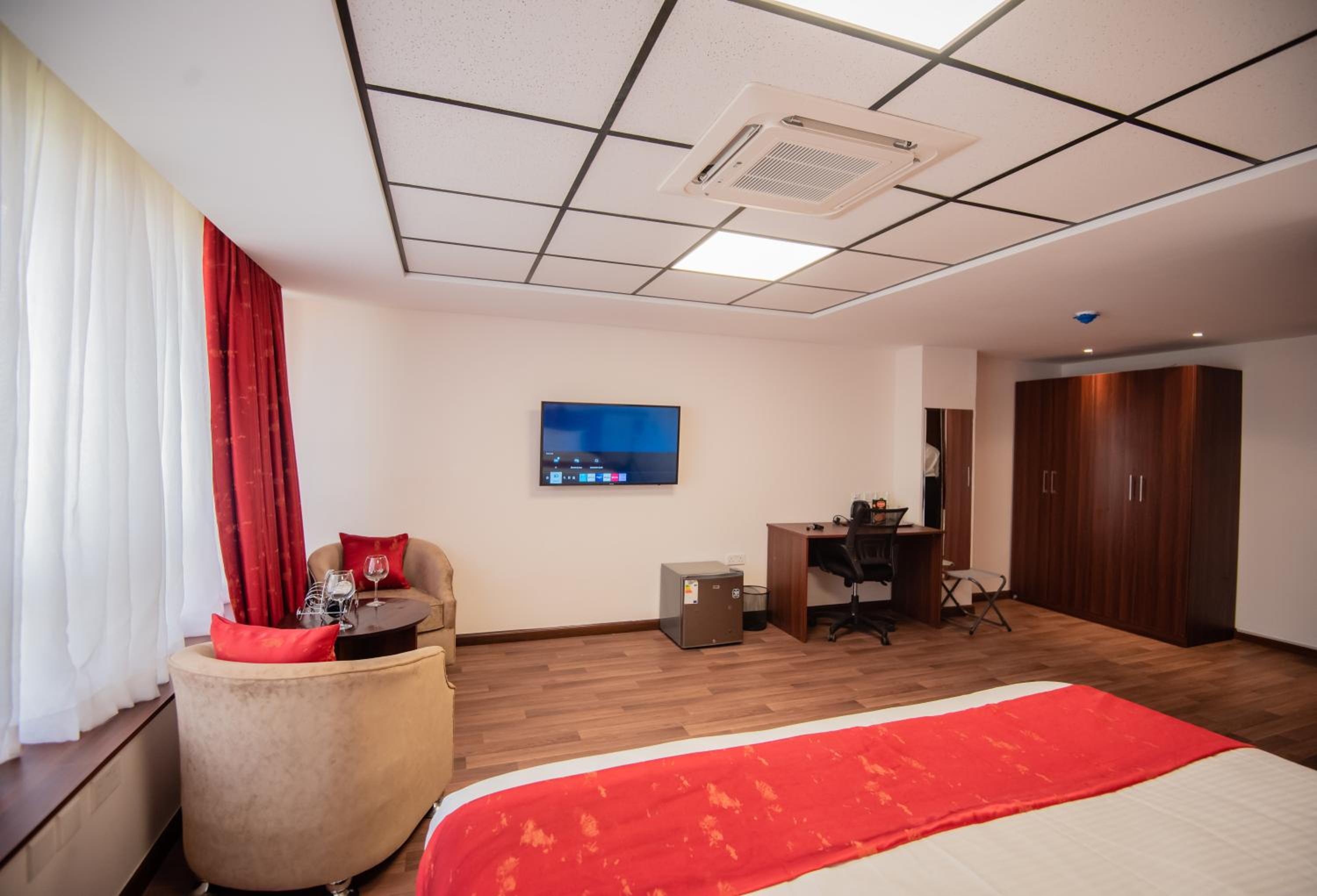 Superior King Room - Photo 13