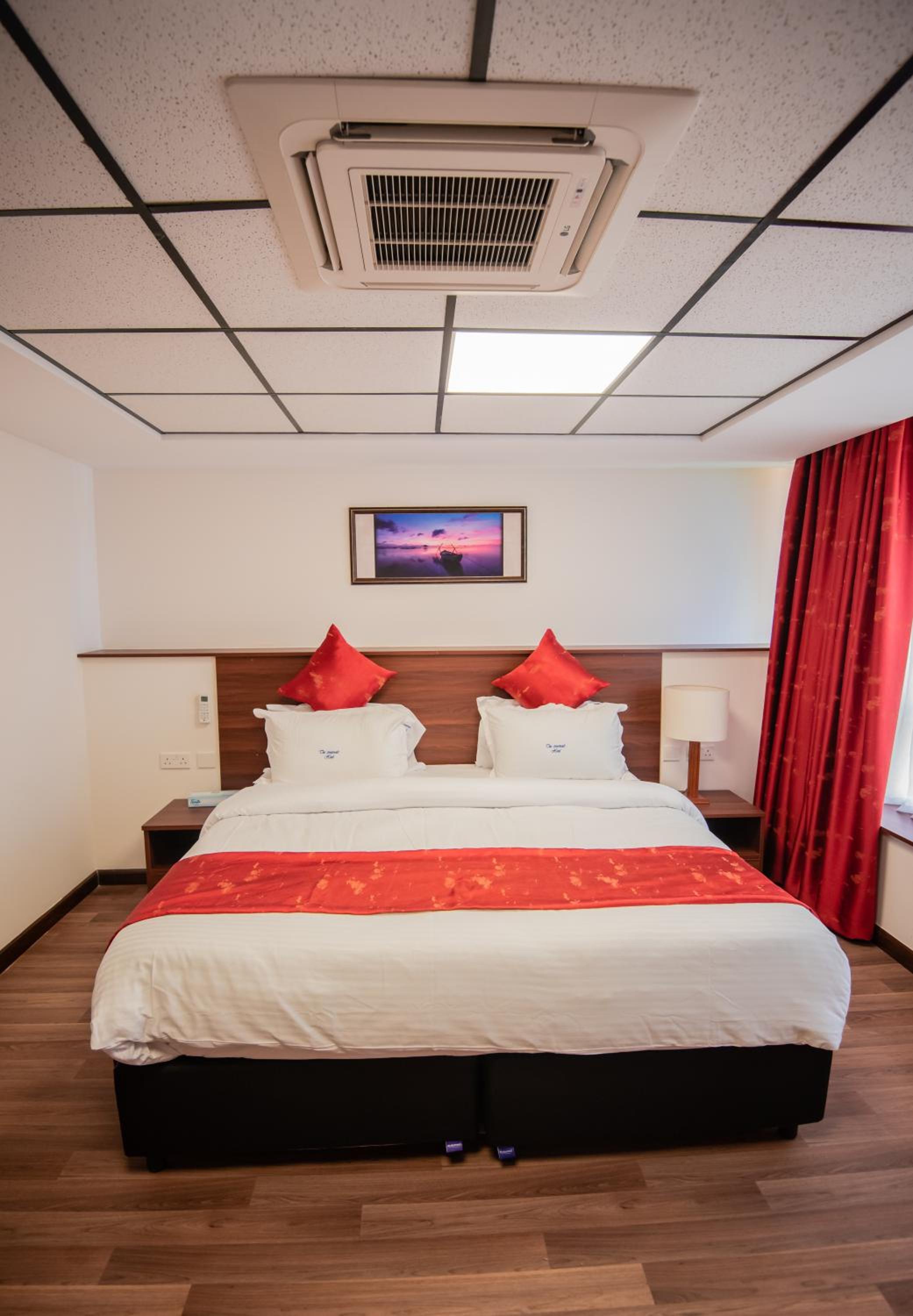 Deluxe Queen Room - Photo 7
