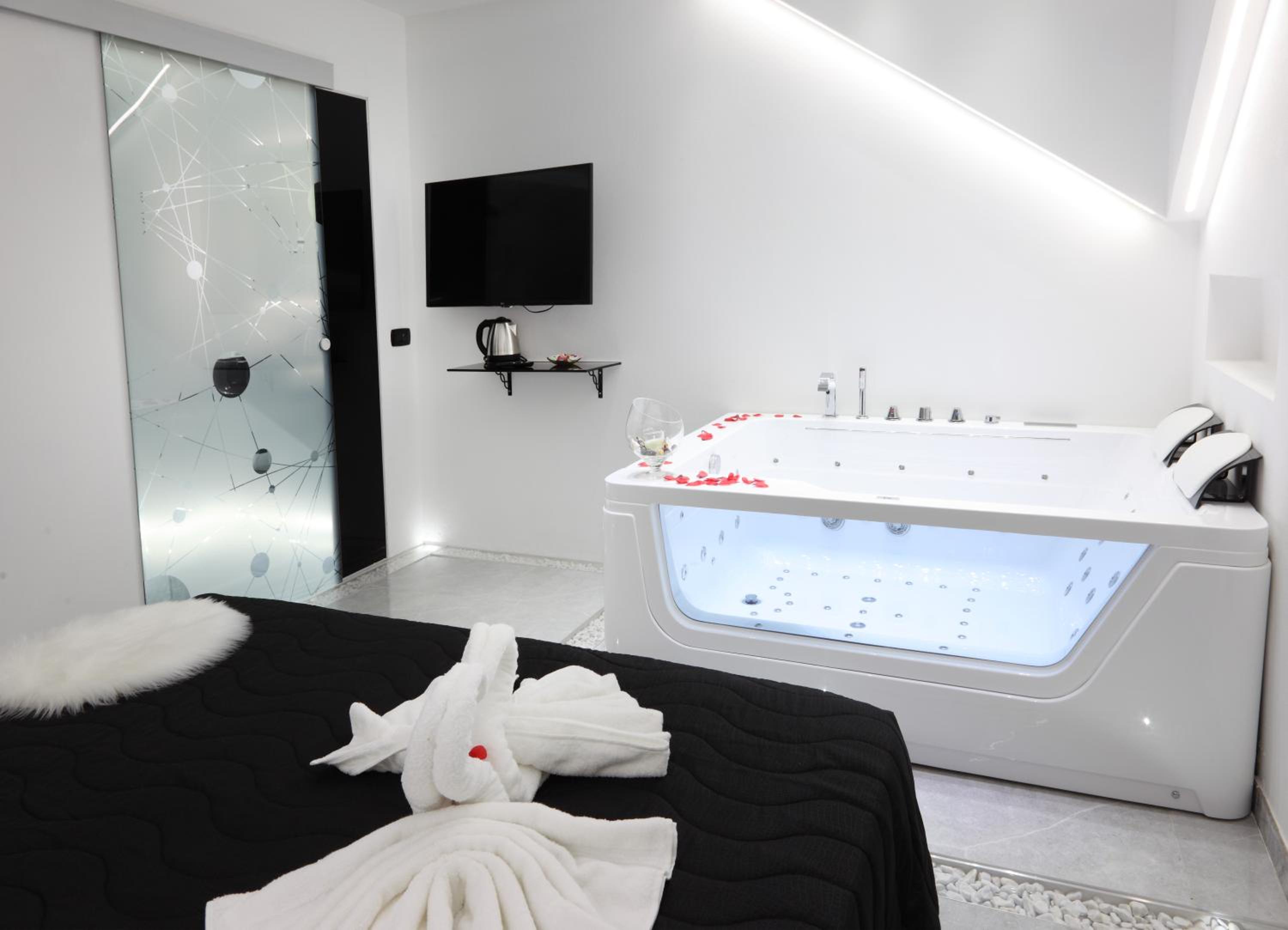 Queen Room with Spa Bath - Photo 4