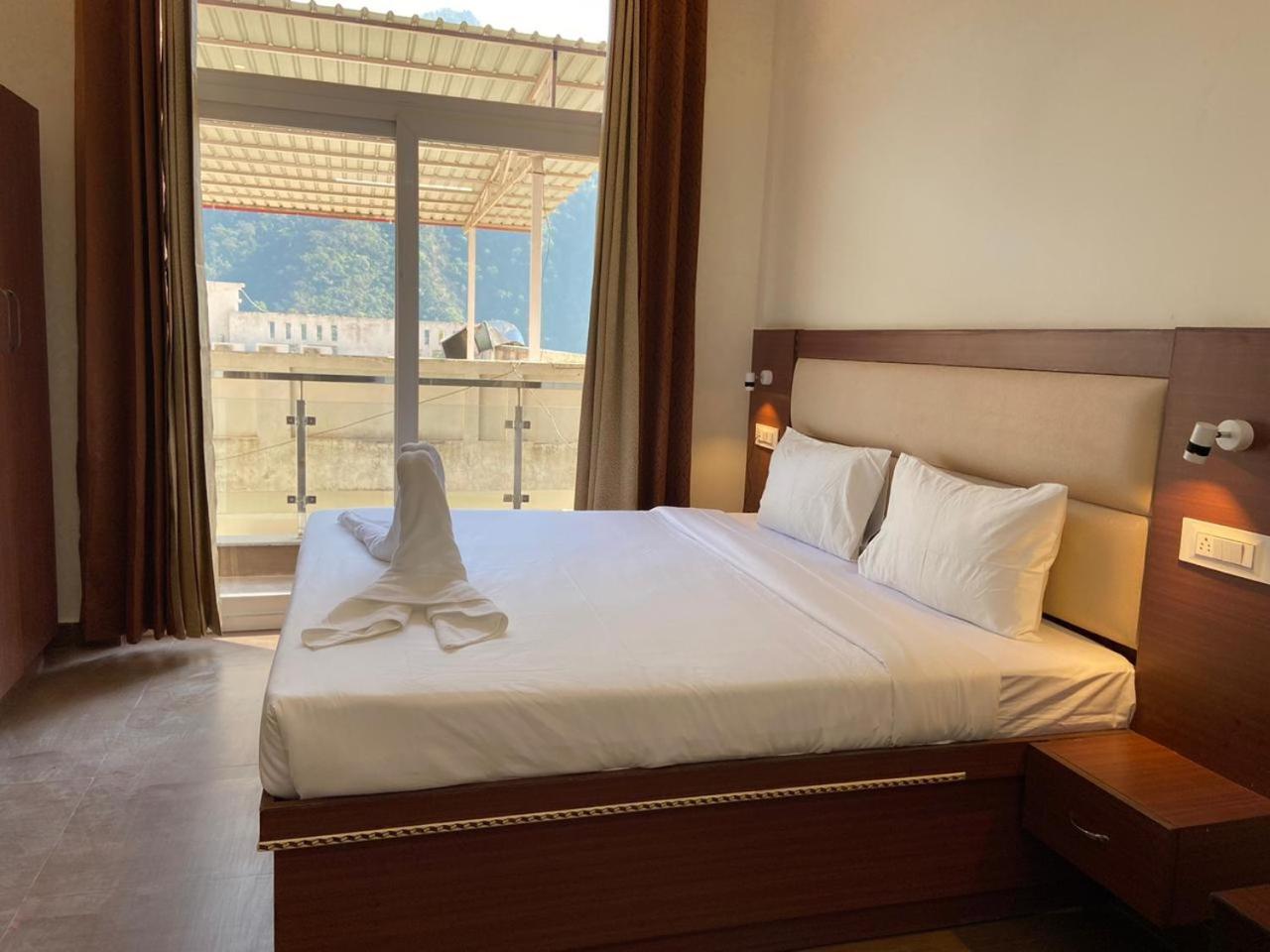 Deluxe Double Room with Balcony - Photo 8