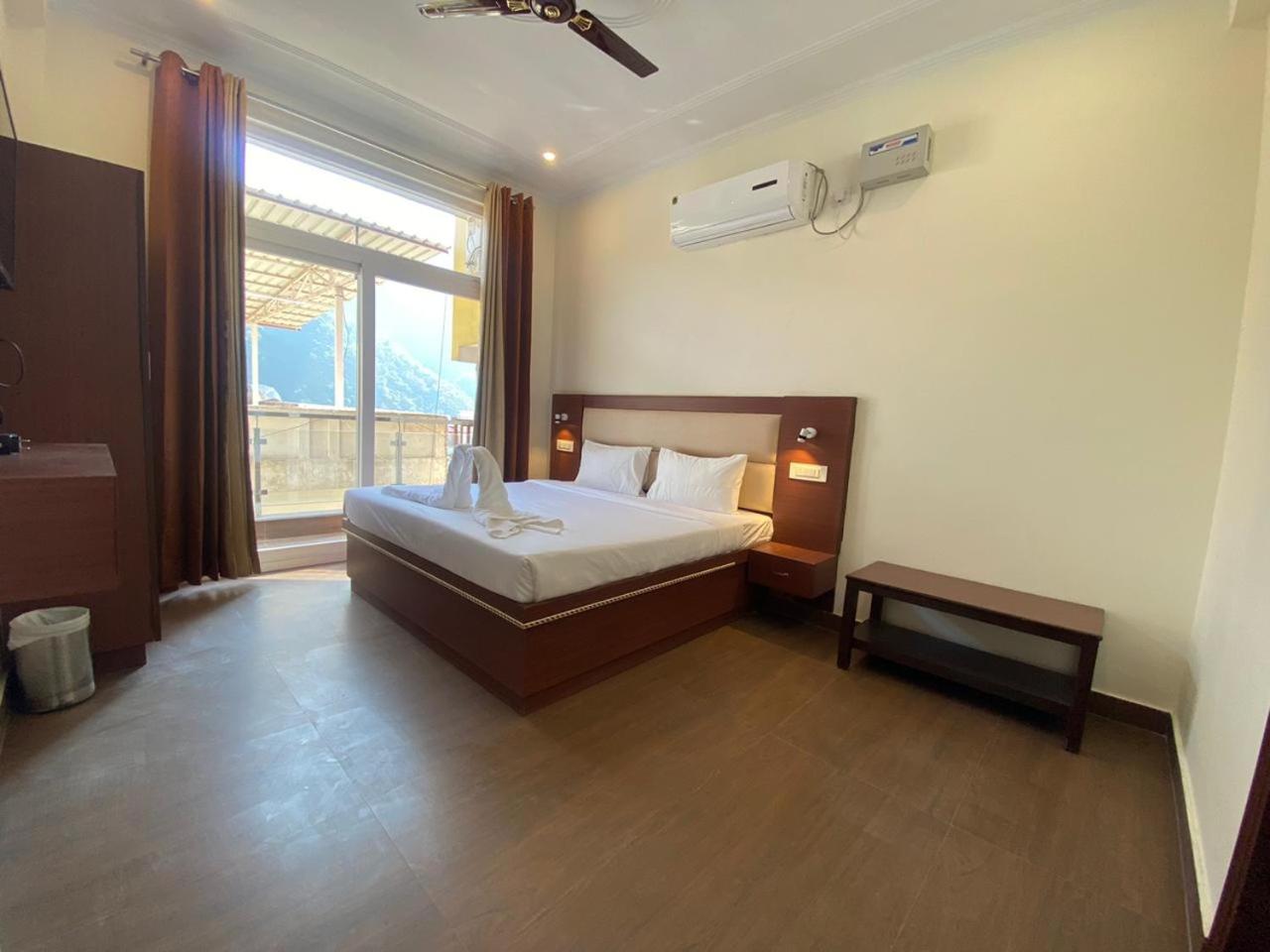 Deluxe Double Room with Balcony - Photo 9