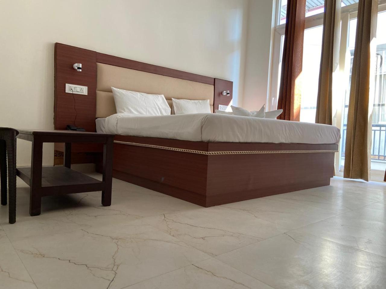 Deluxe Double Room with Balcony - Photo 10