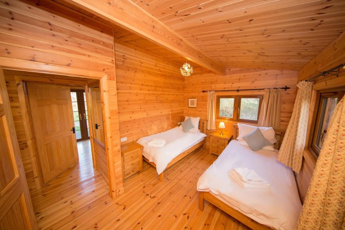 Large Log Cabin With Hot Tub