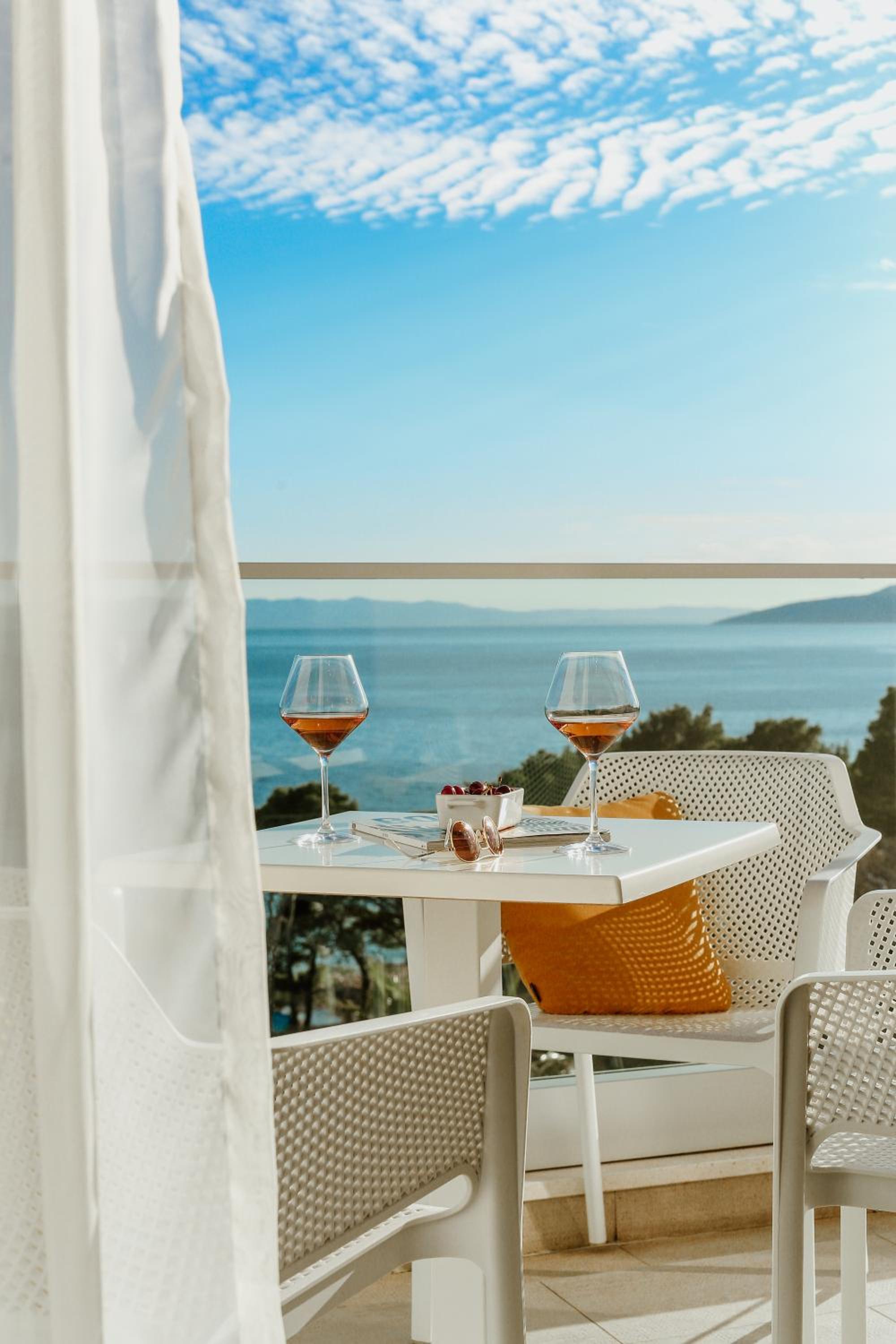 Superior Suite with Sea View - Photo 8