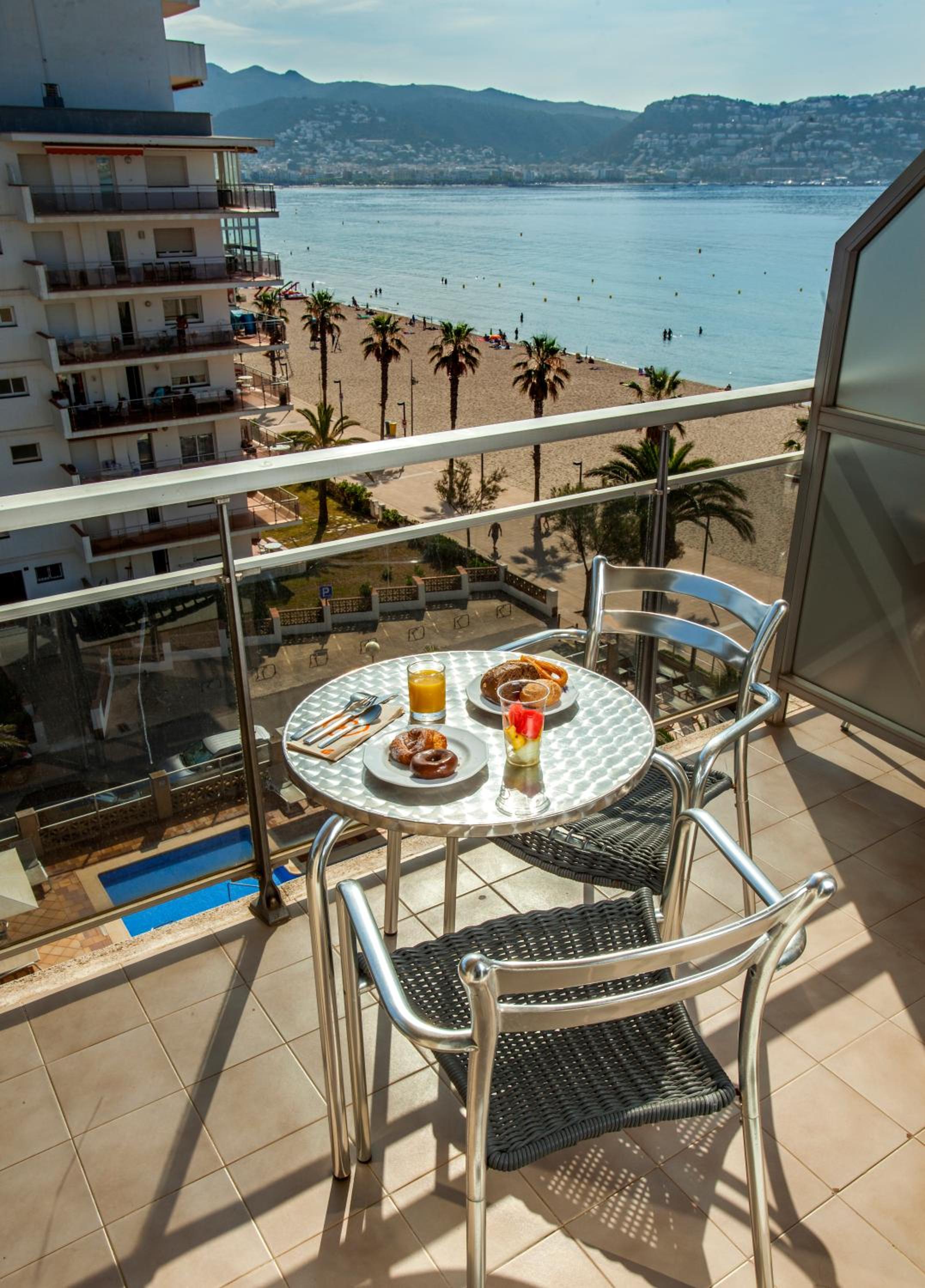 Double Room with Pool View - Photo 5