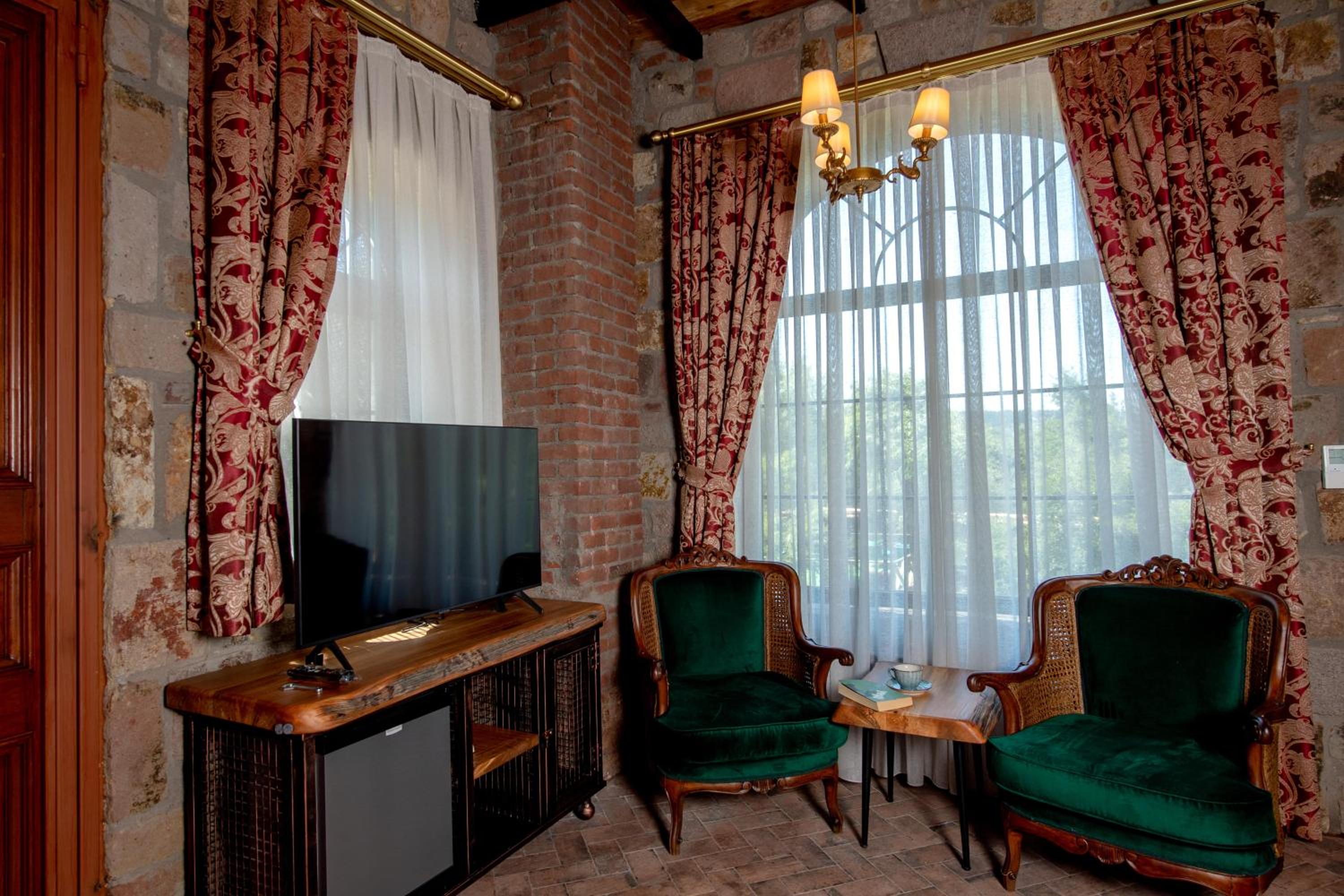 King Room with Lake View - Photo 9