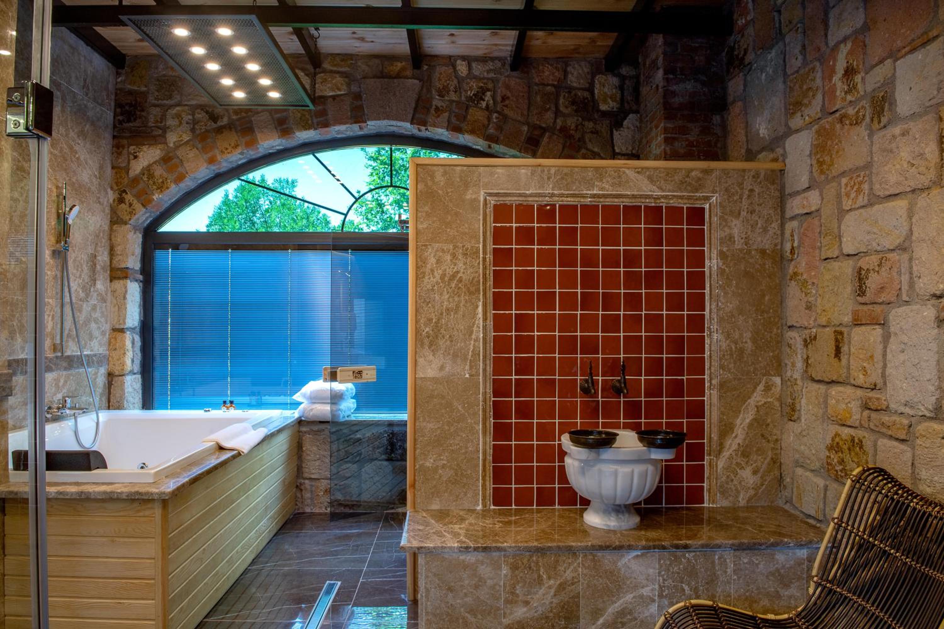 King Room with Lake View - Photo 10