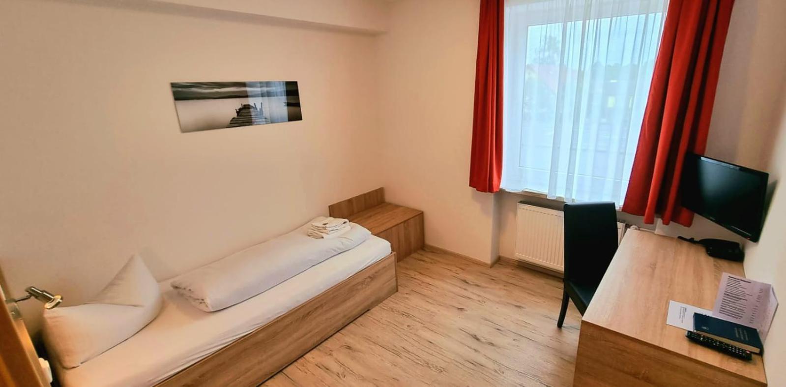 Single Room with Bathroom photo 2