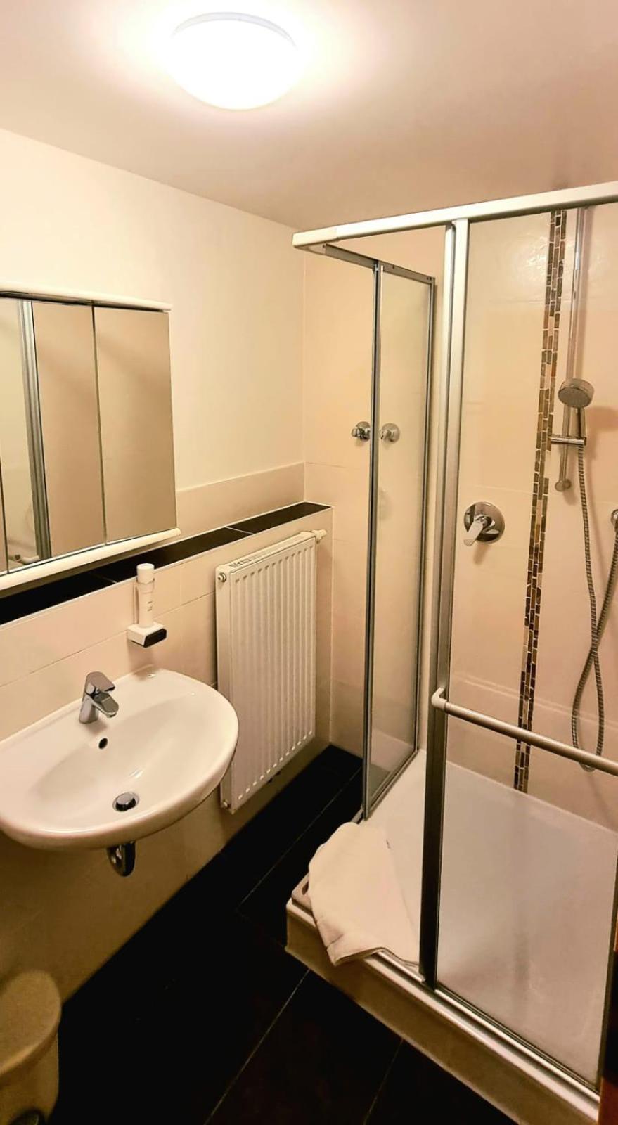 Single Room with Bathroom photo 3