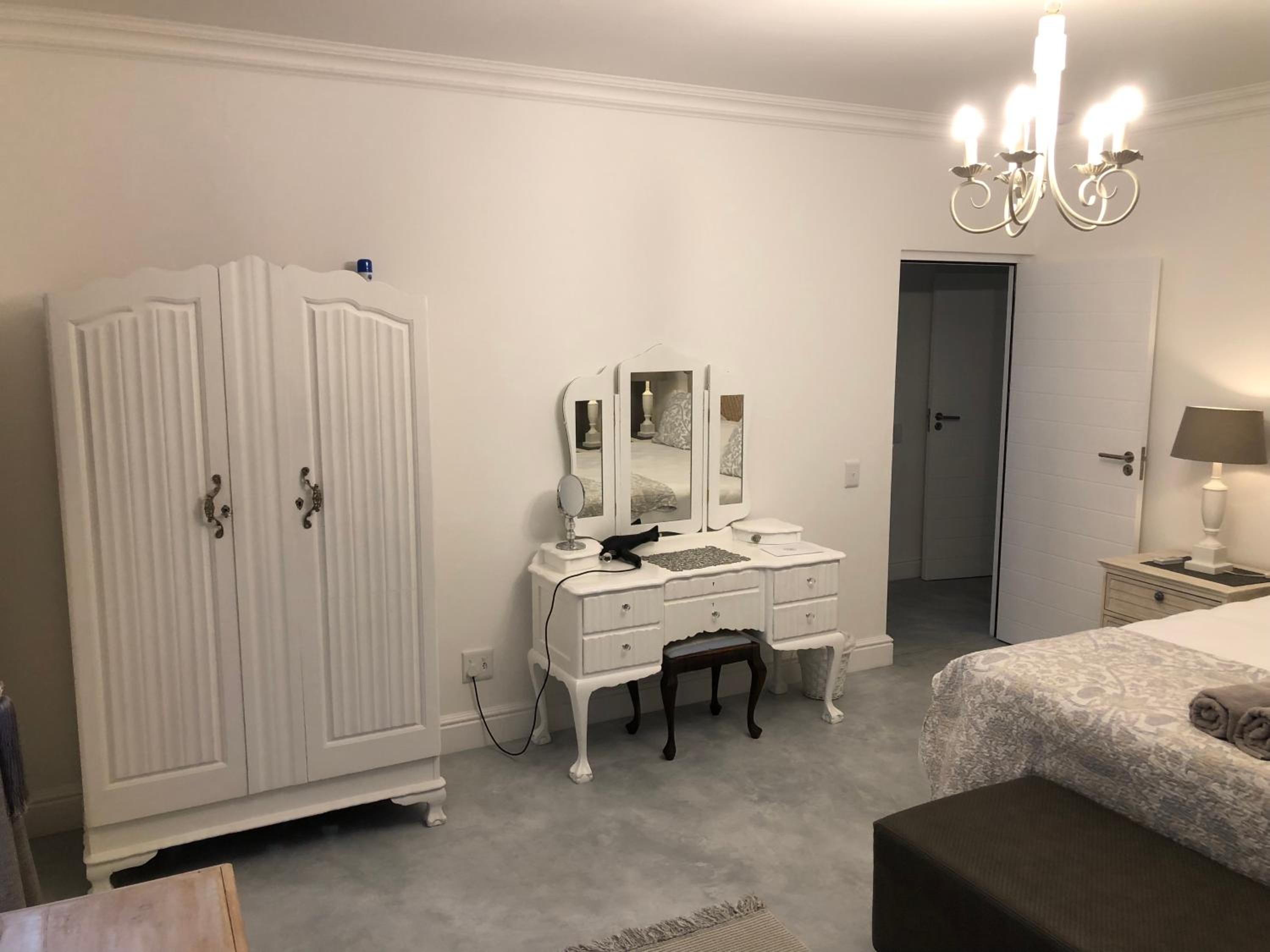 Superior Three-Bedroom Apartment with Ocean View - Photo 32