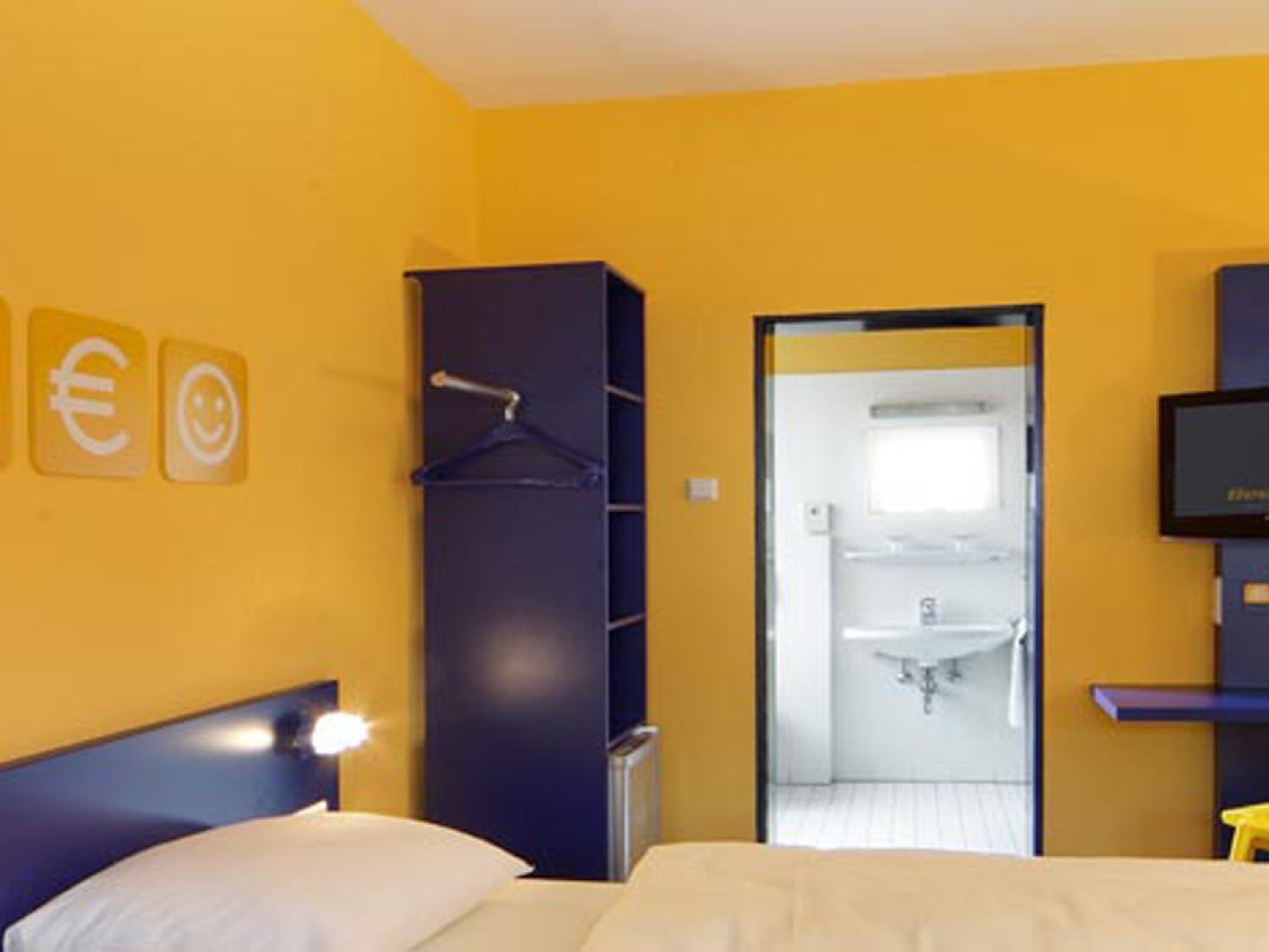 Double Room with Private Bathroom - Photo 3