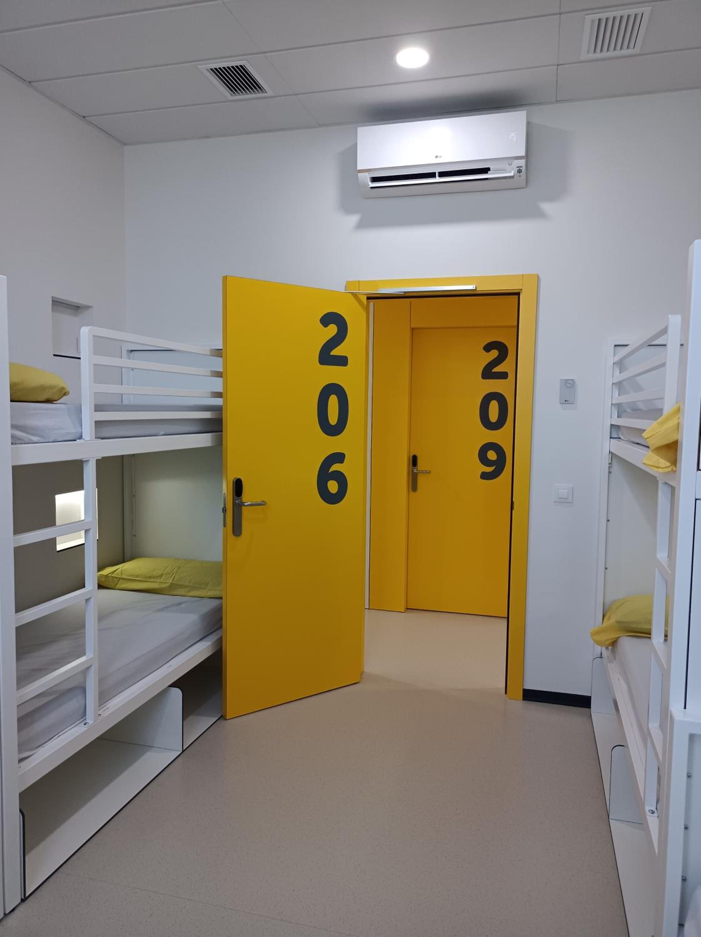 Habitación familiar clásica con baño compartido