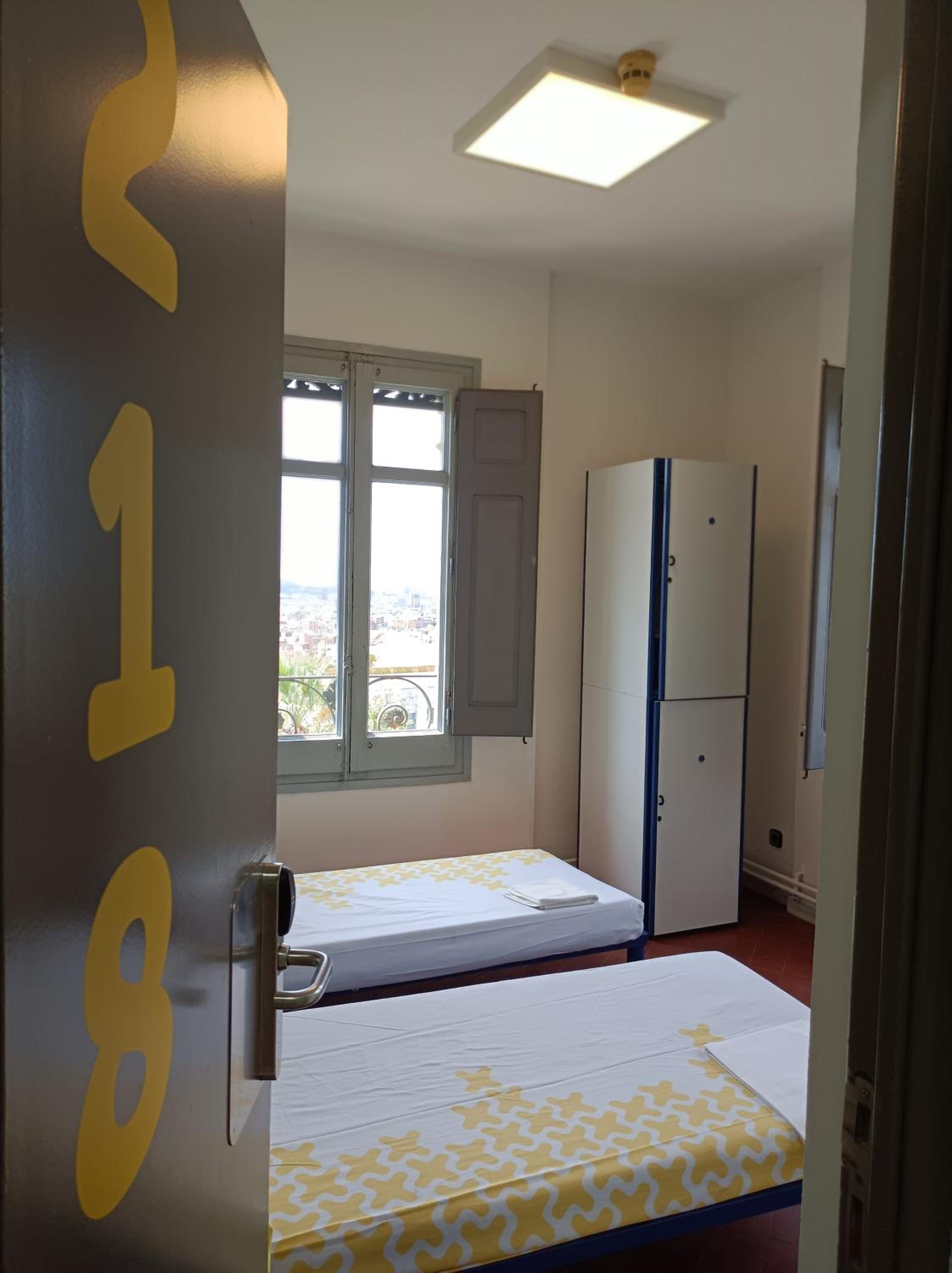 Twin Room with Bath photo 2