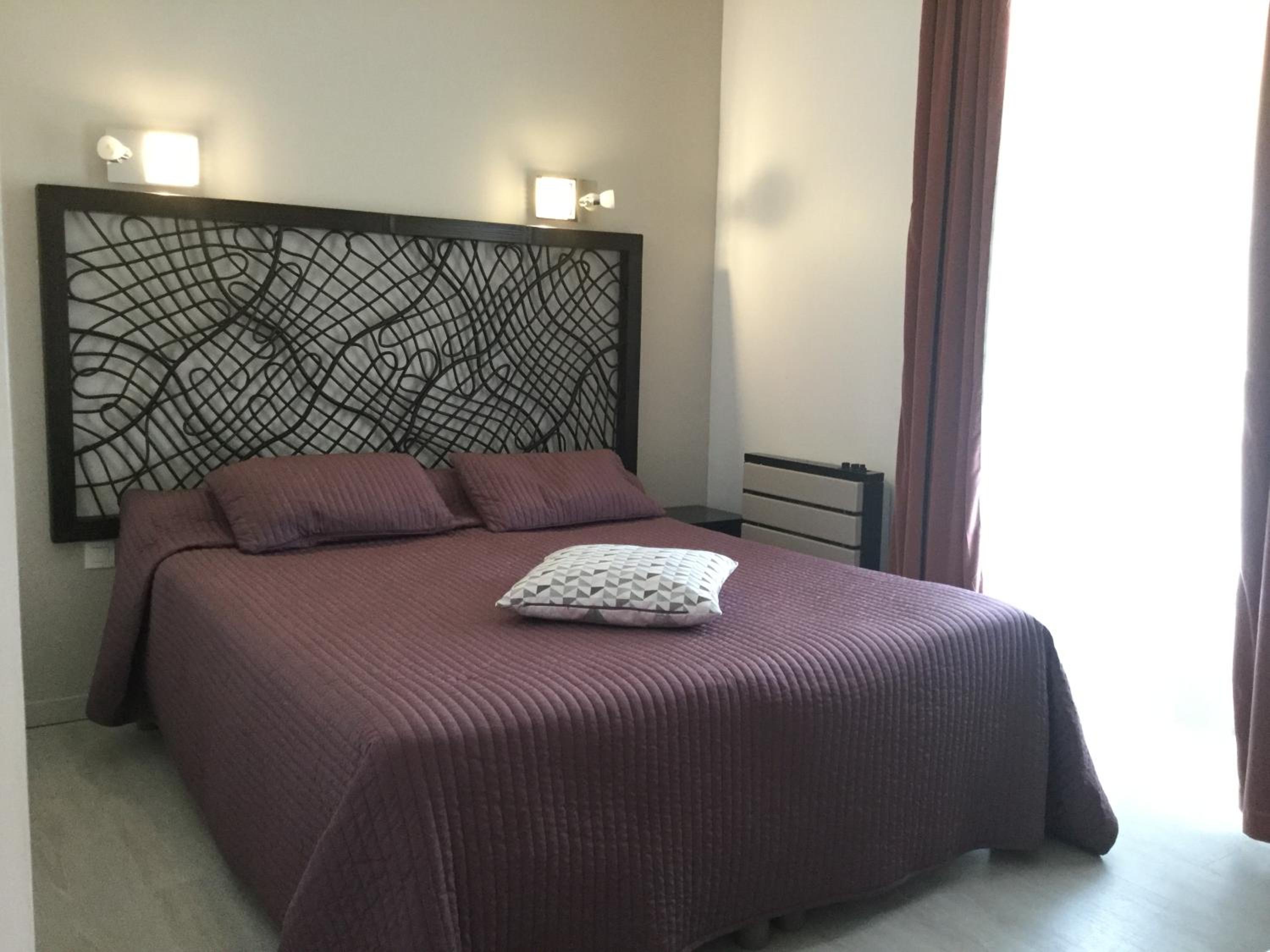 Twin Room with Private Bathroom - Photo 2