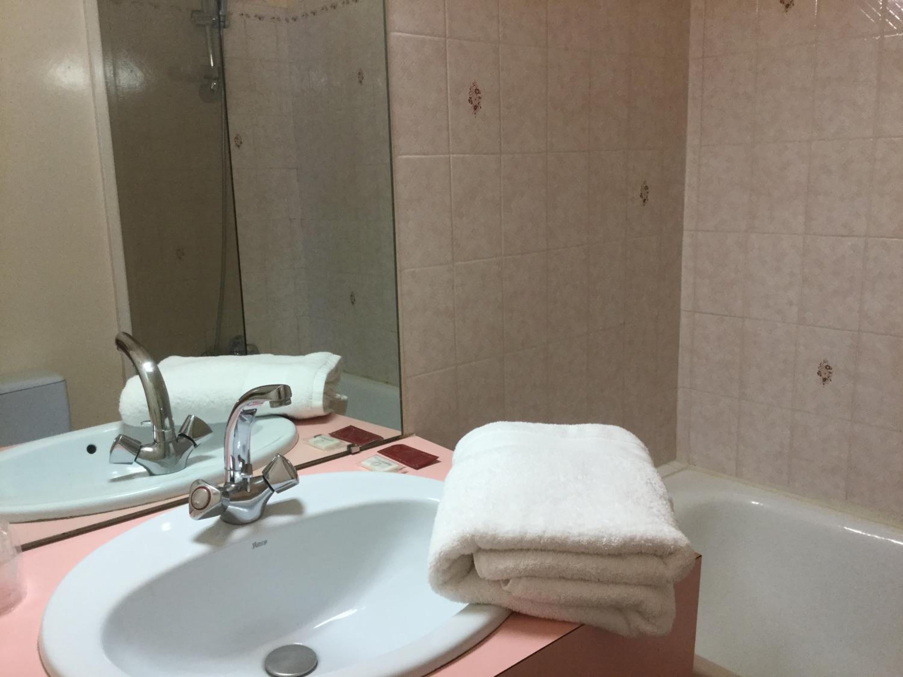 Twin Room with Private Bathroom - Photo 7